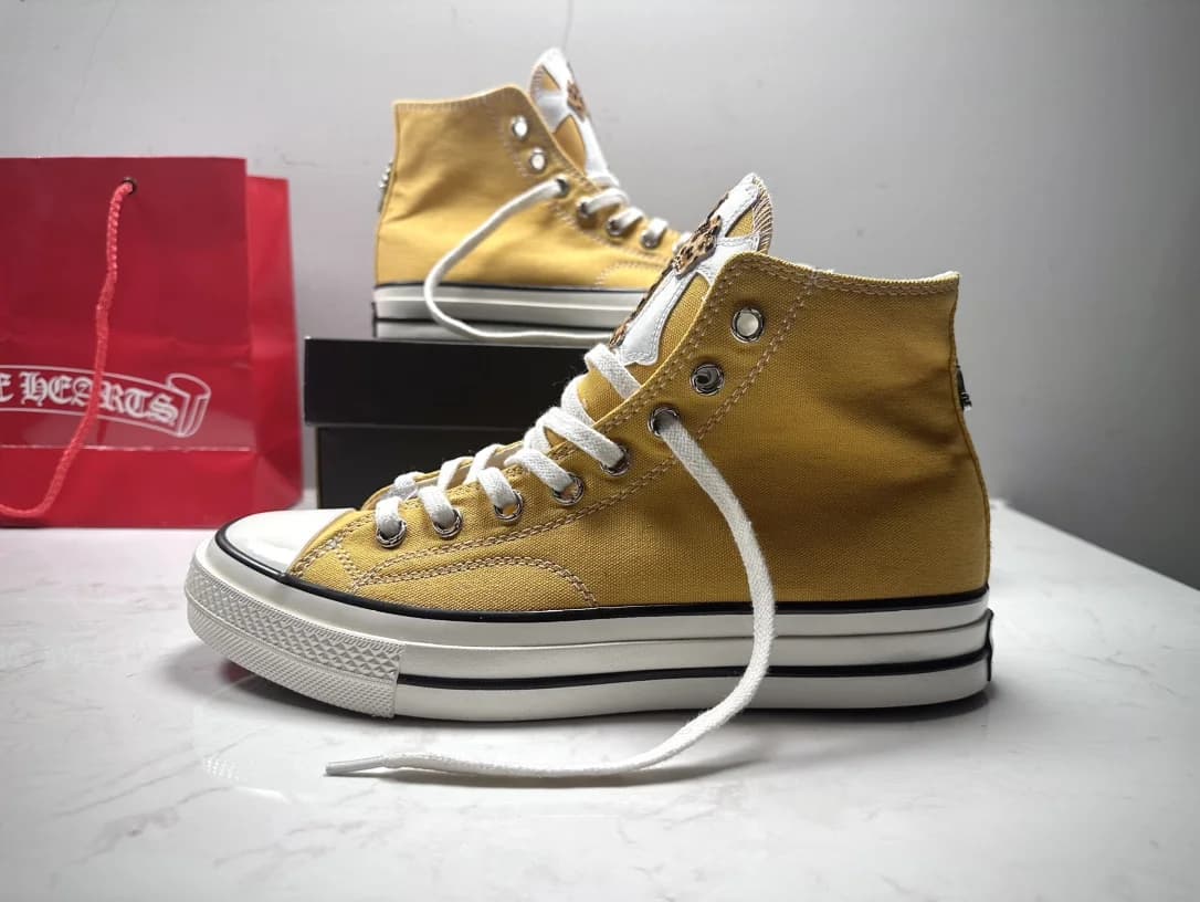 Высокие кеды Chrome Hearts x Converse 1970s горчично-желтого цвета, вид сбоку