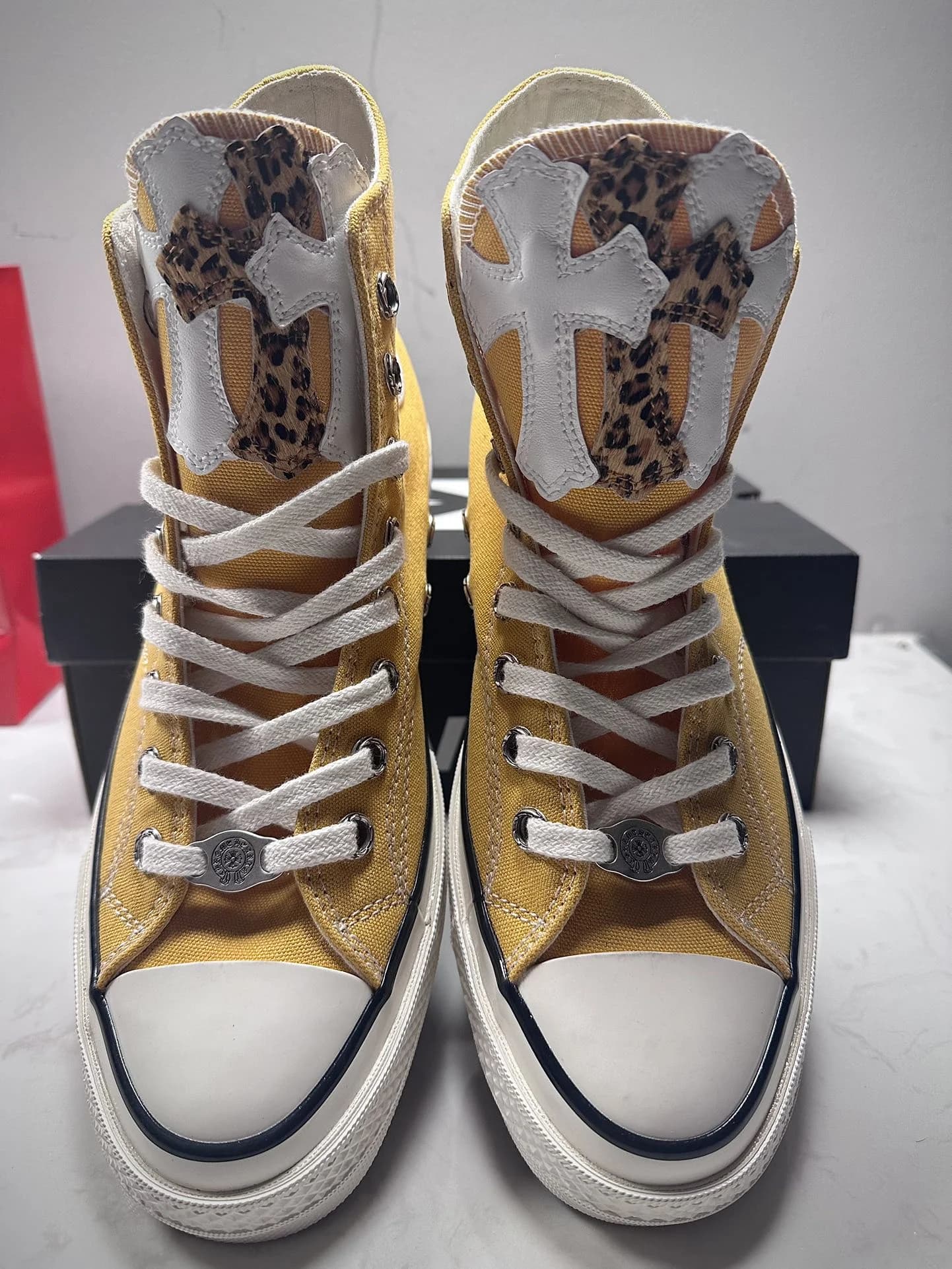 Высокие кеды Chrome Hearts x Converse 1970s, вид спереди на язычки с крестами
