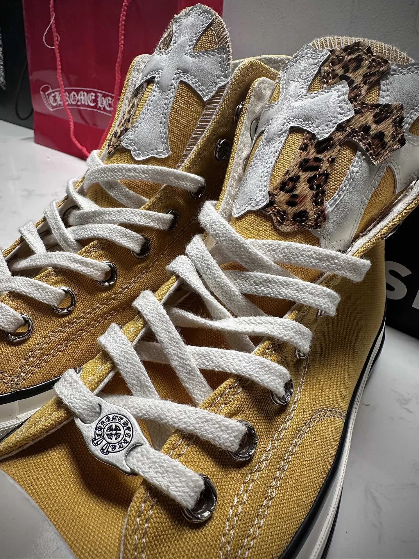Крупный план язычков кед Chrome Hearts x Converse 1970s с кожаными крестами