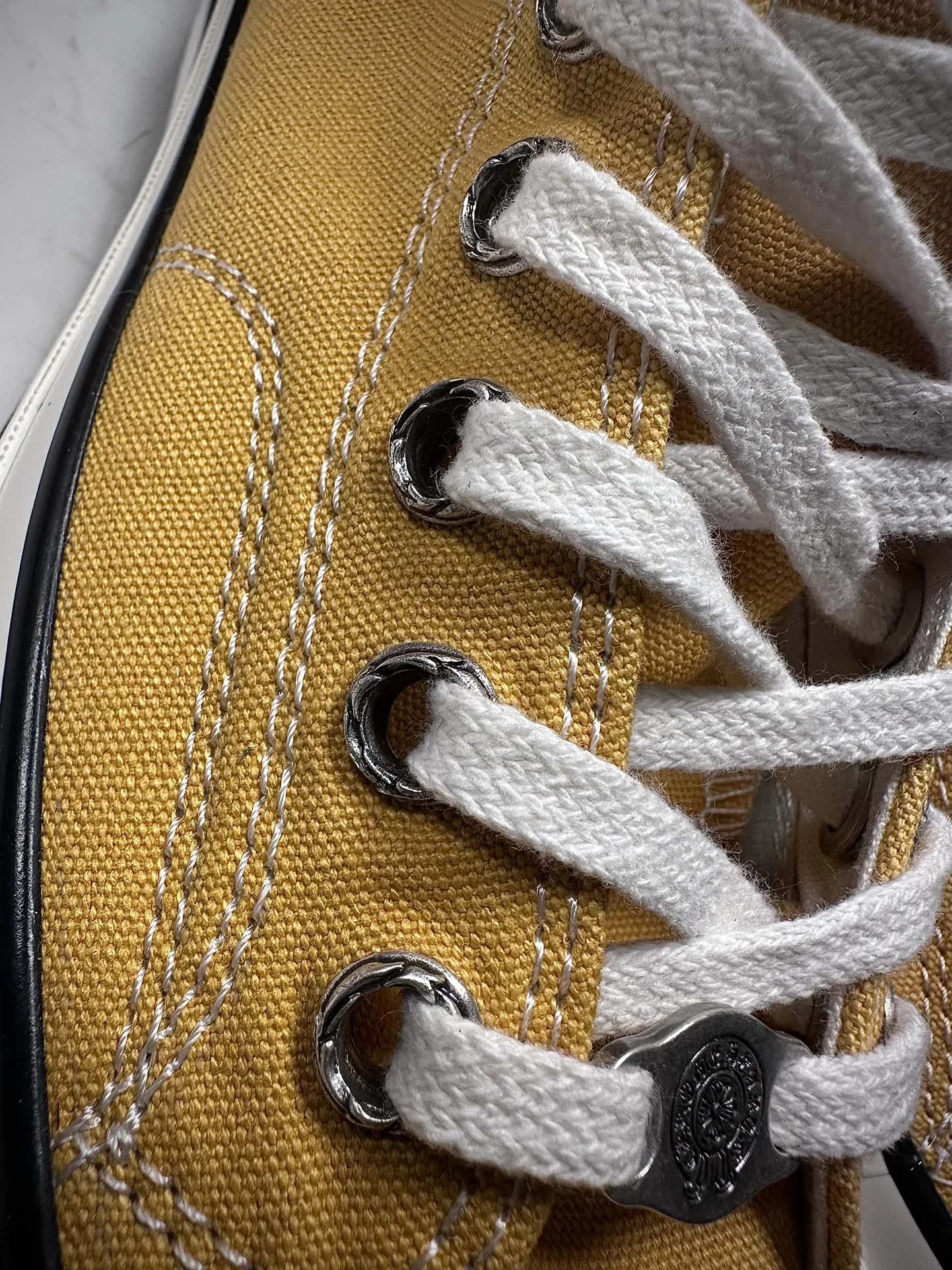 Деталь шнуровки кед Chrome Hearts x Converse 1970s с металлическими люверсами и дюбре