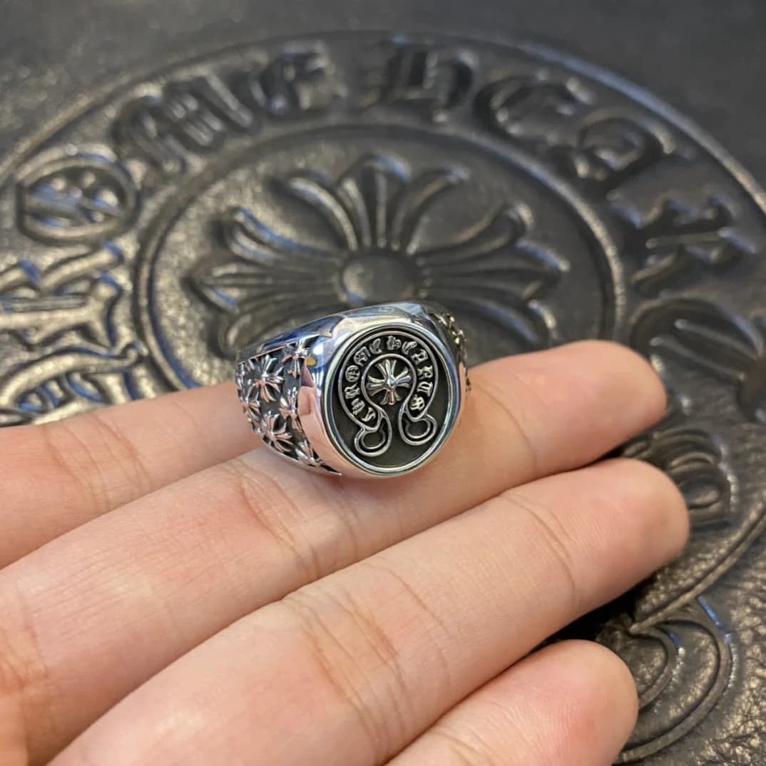 Серебряное кольцо Chrome Hearts Horseshoe на пальцах руки, вид спереди