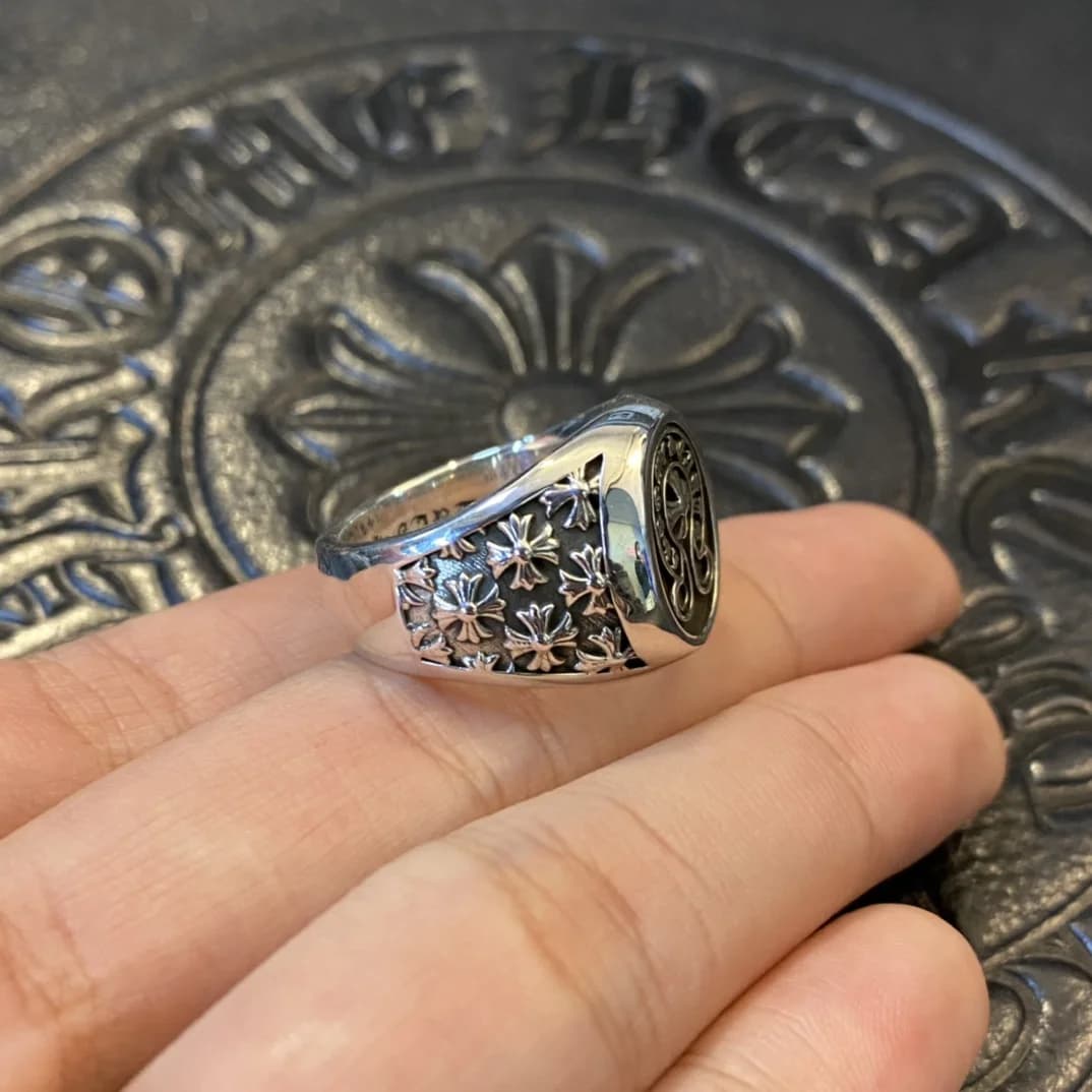 Боковая сторона кольца Chrome Hearts с рельефным орнаментом