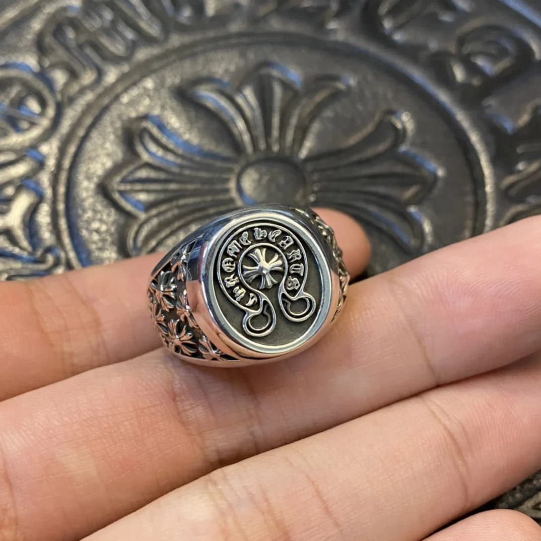 Центральная овальная площадка кольца Chrome Hearts с логотипом Horseshoe