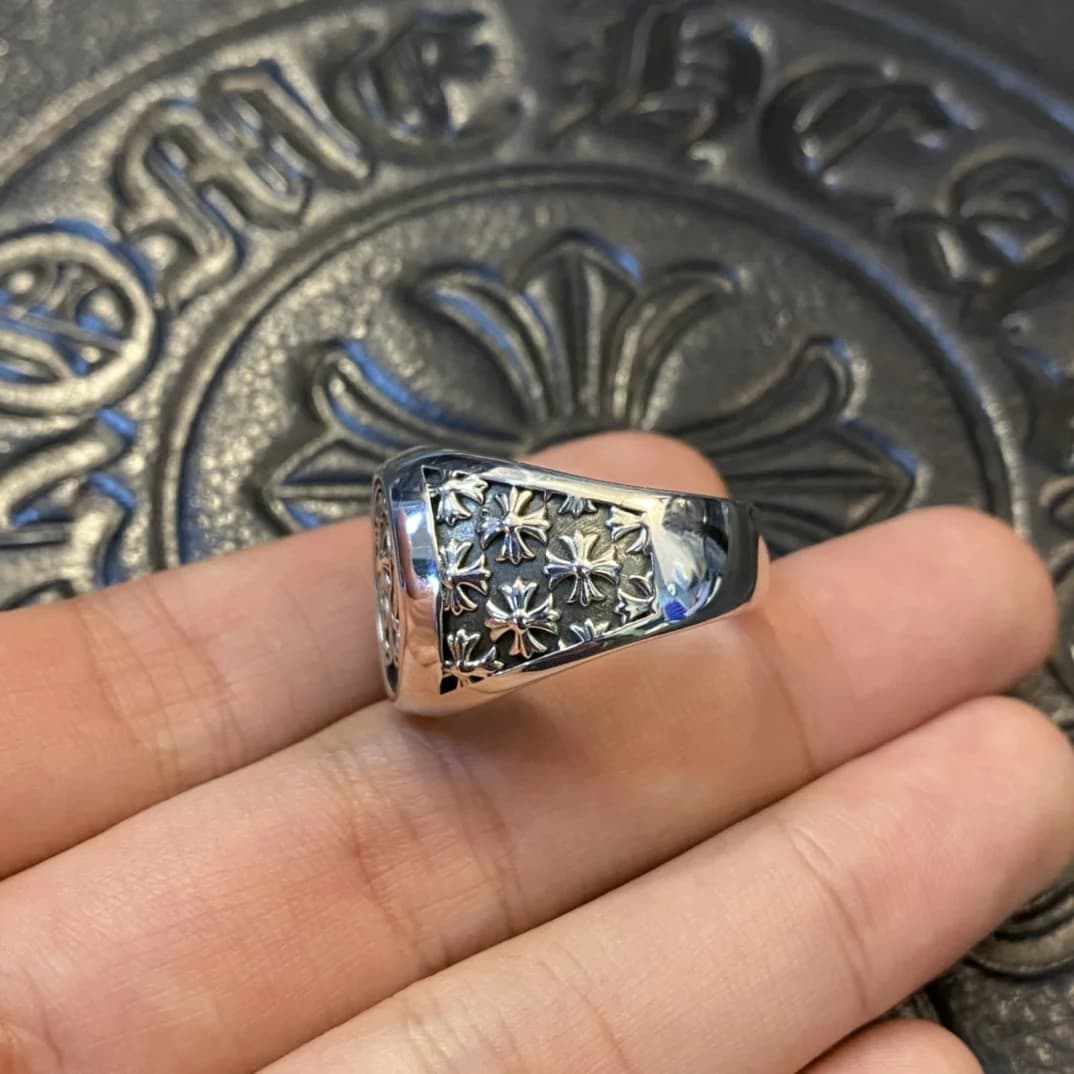Фактурный узор с крестами на боковой части кольца Chrome Hearts