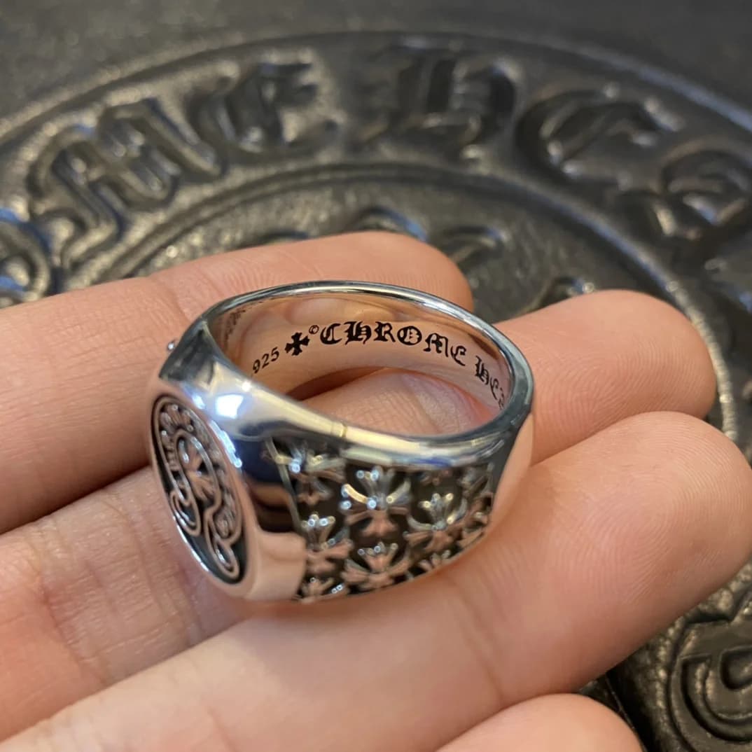 Внутренняя сторона шинки кольца Chrome Hearts с гравировкой и пробой 925