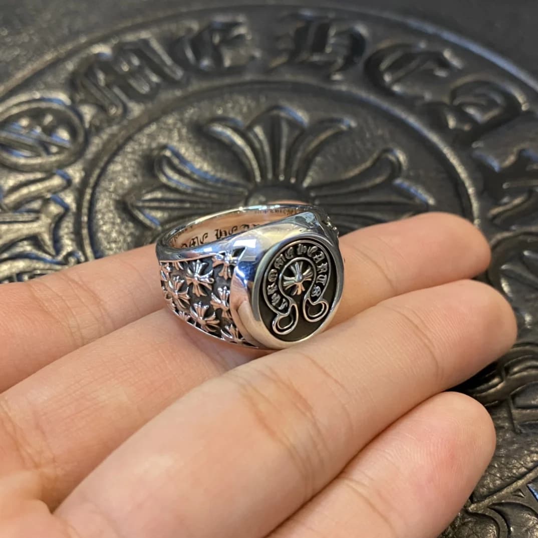 Серебряное кольцо-печатка Chrome Hearts Horseshoe под углом