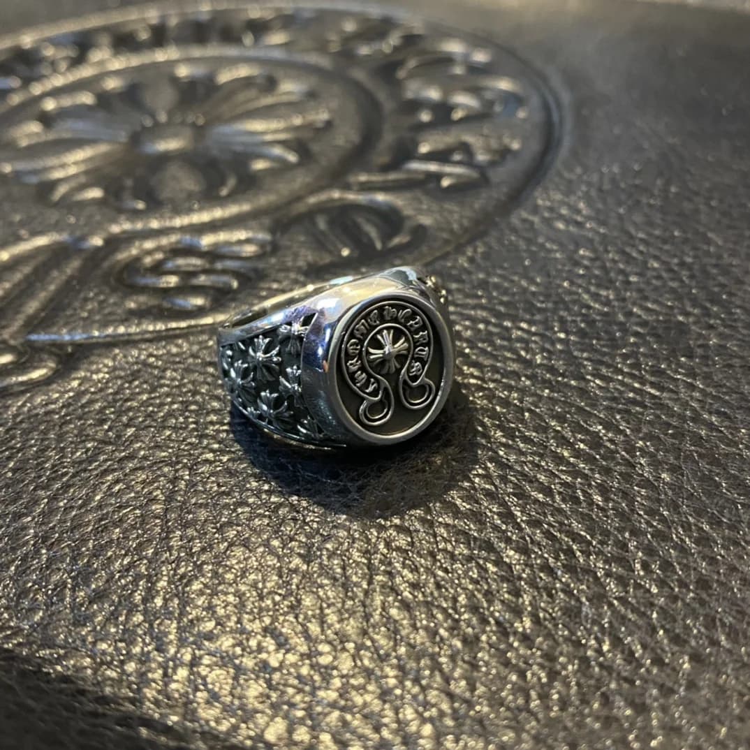 Кольцо Chrome Hearts Horseshoe на кожаной поверхности с тиснением