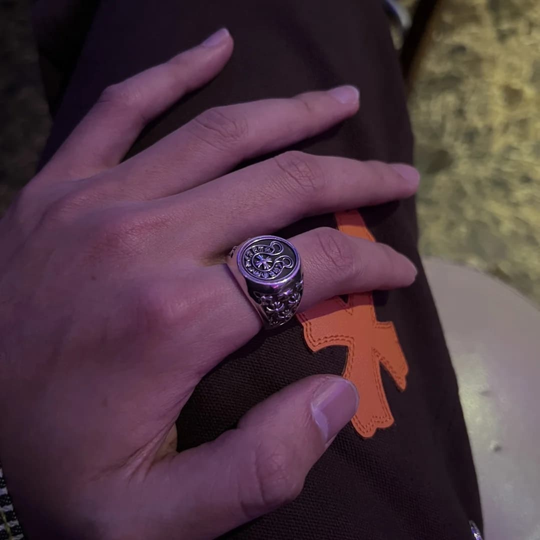 Массивное кольцо Chrome Hearts на пальце крупным планом