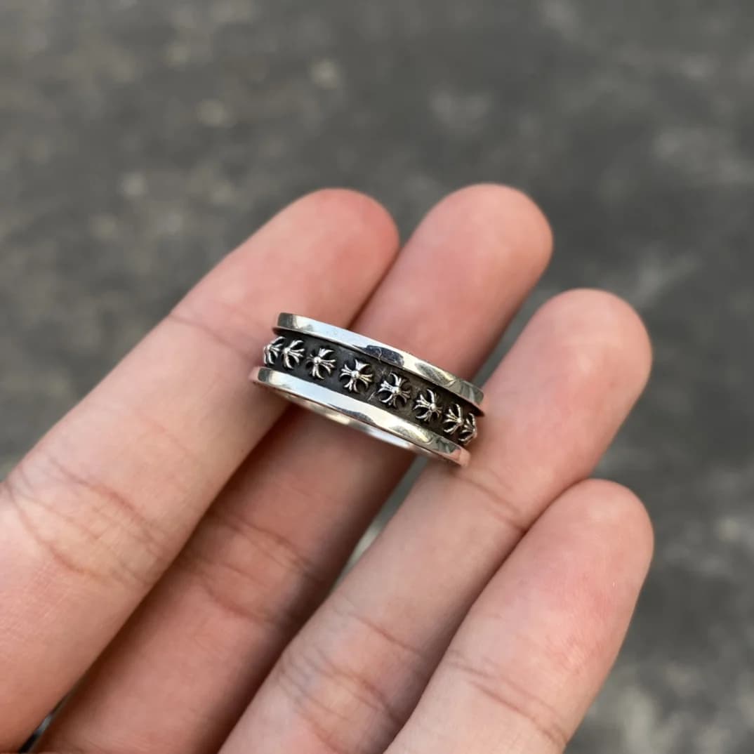 Боковой ракурс кольца Chrome Hearts Plus Cross Band с рельефным узором крестов