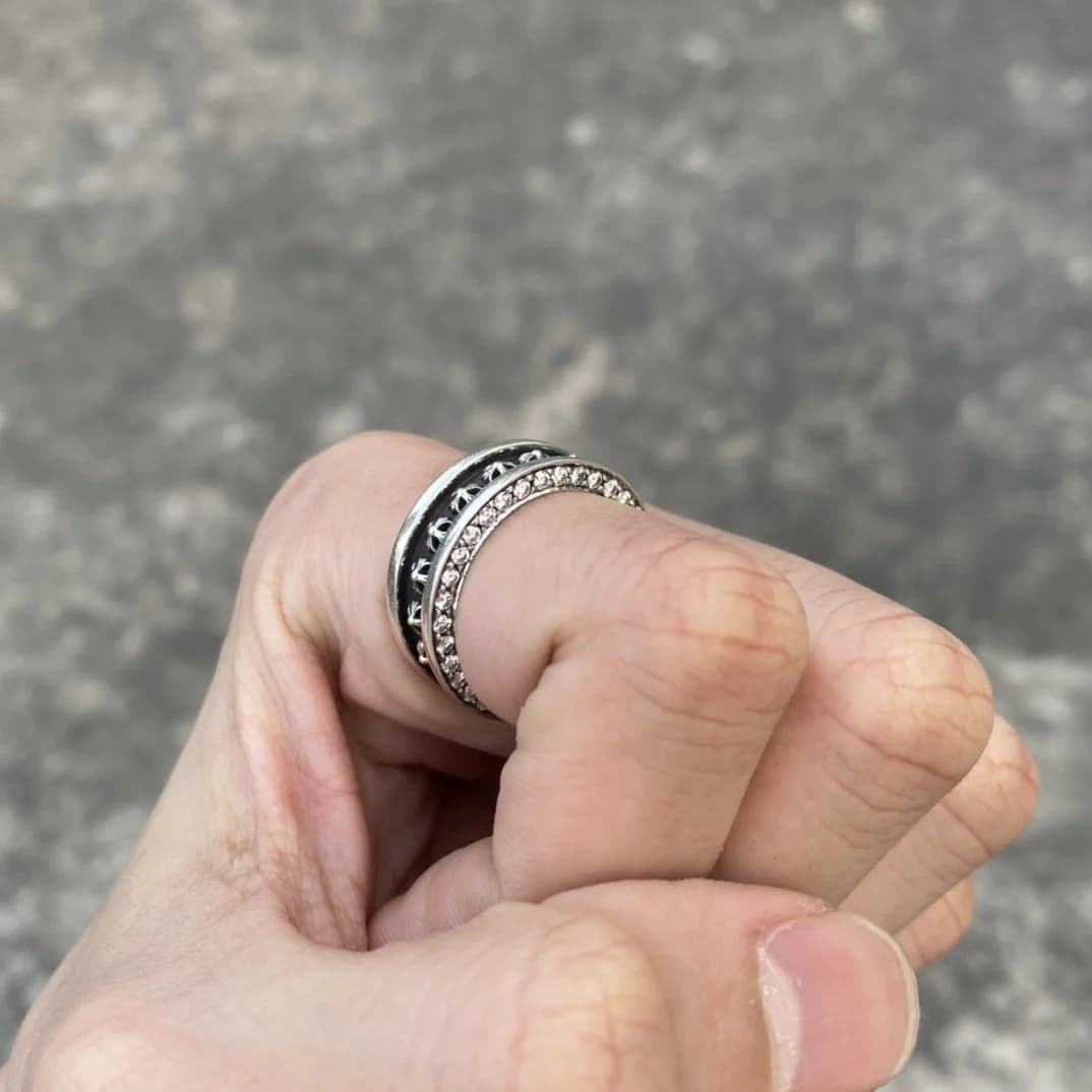 Кольцо Chrome Hearts с камнями на пальце, вид сбоку