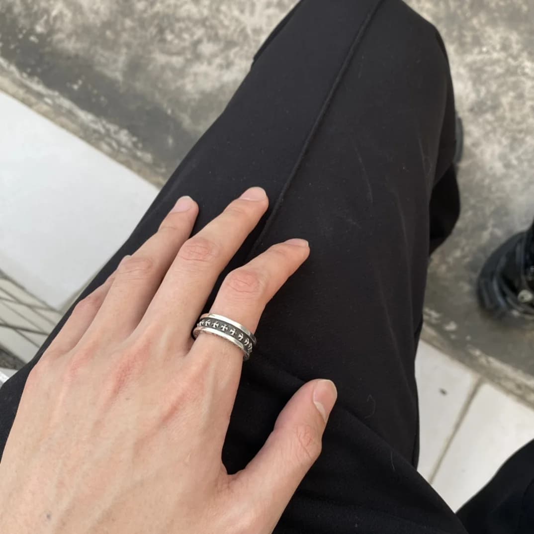 Кольцо Chrome Hearts Plus Cross Band на руке, общий вид