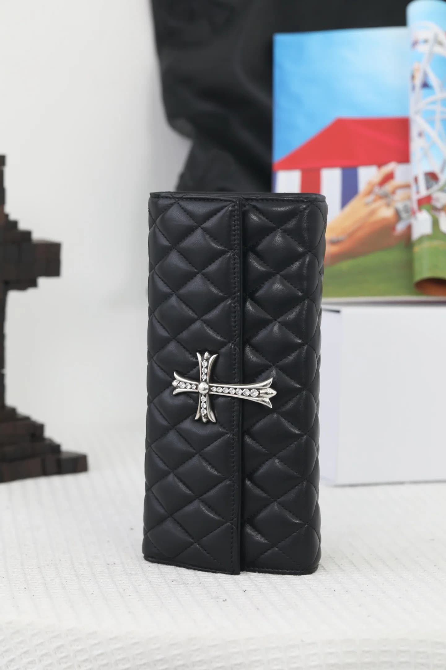 Клатч Chrome Hearts из чёрной стёганой кожи вертикально