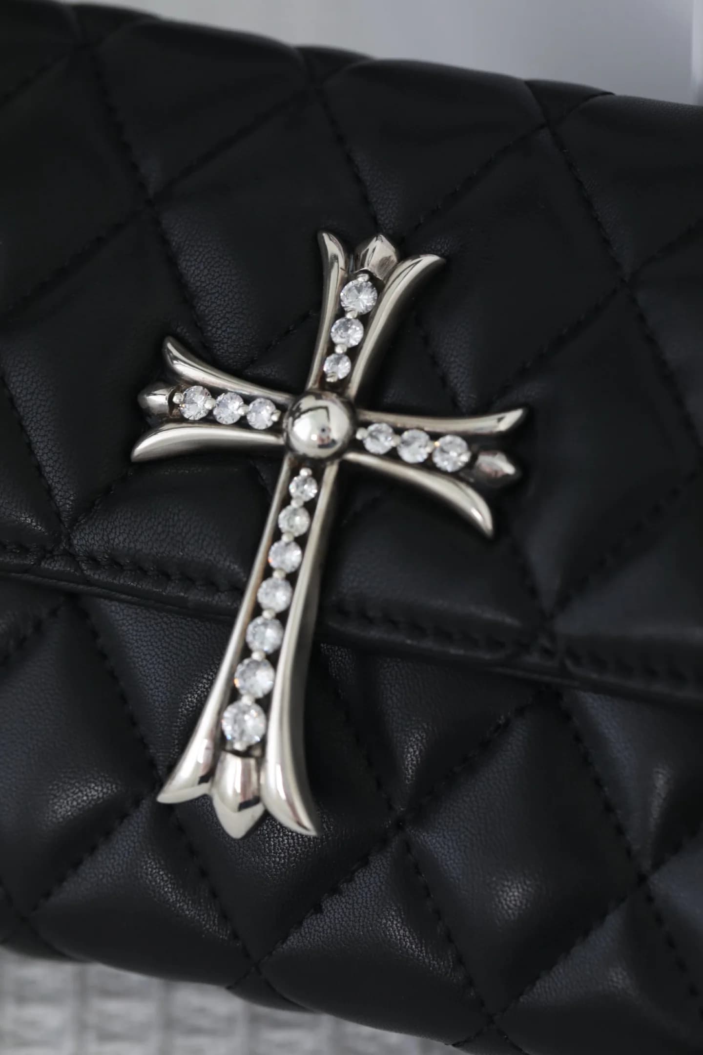 Деталь серебряного креста Chrome Hearts с инкрустацией кристаллами