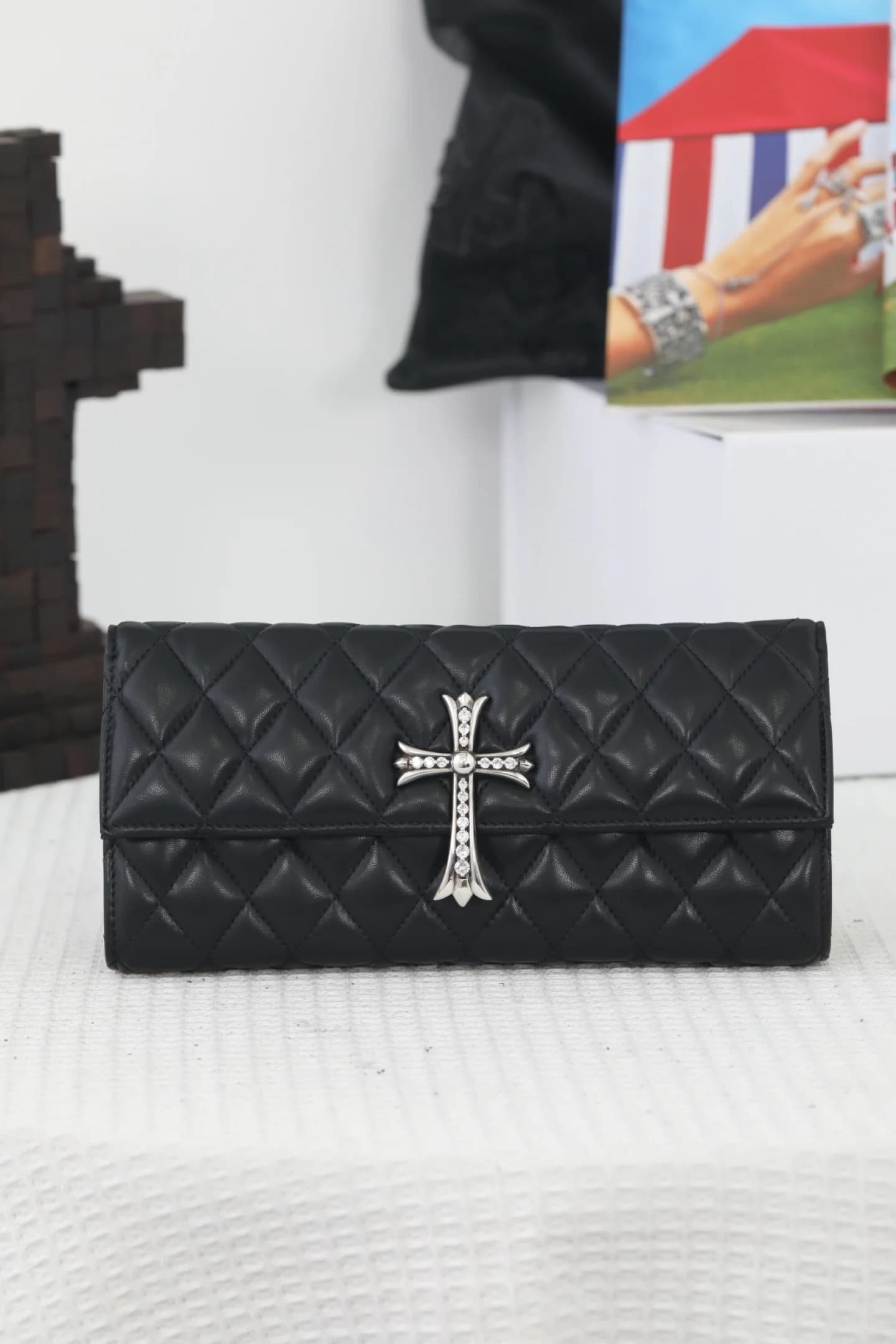 Чёрный кожаный клатч Chrome Hearts с крестом по центру, вид спереди