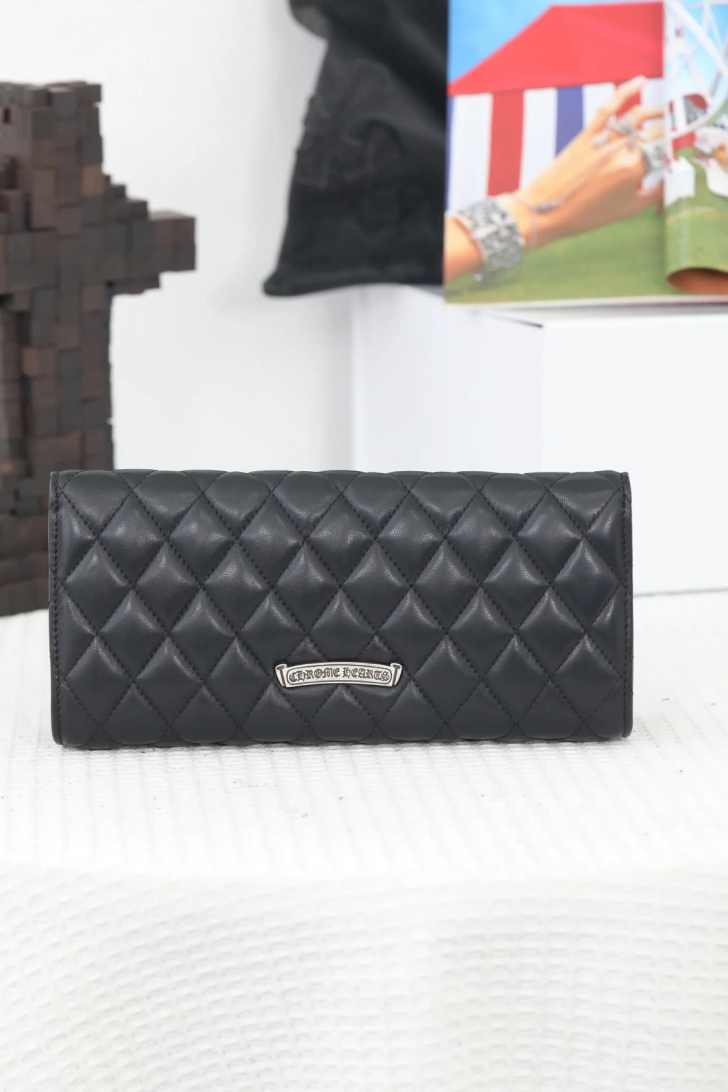 Задняя сторона стёганого клатча Chrome Hearts с серебряной планкой с логотипом
