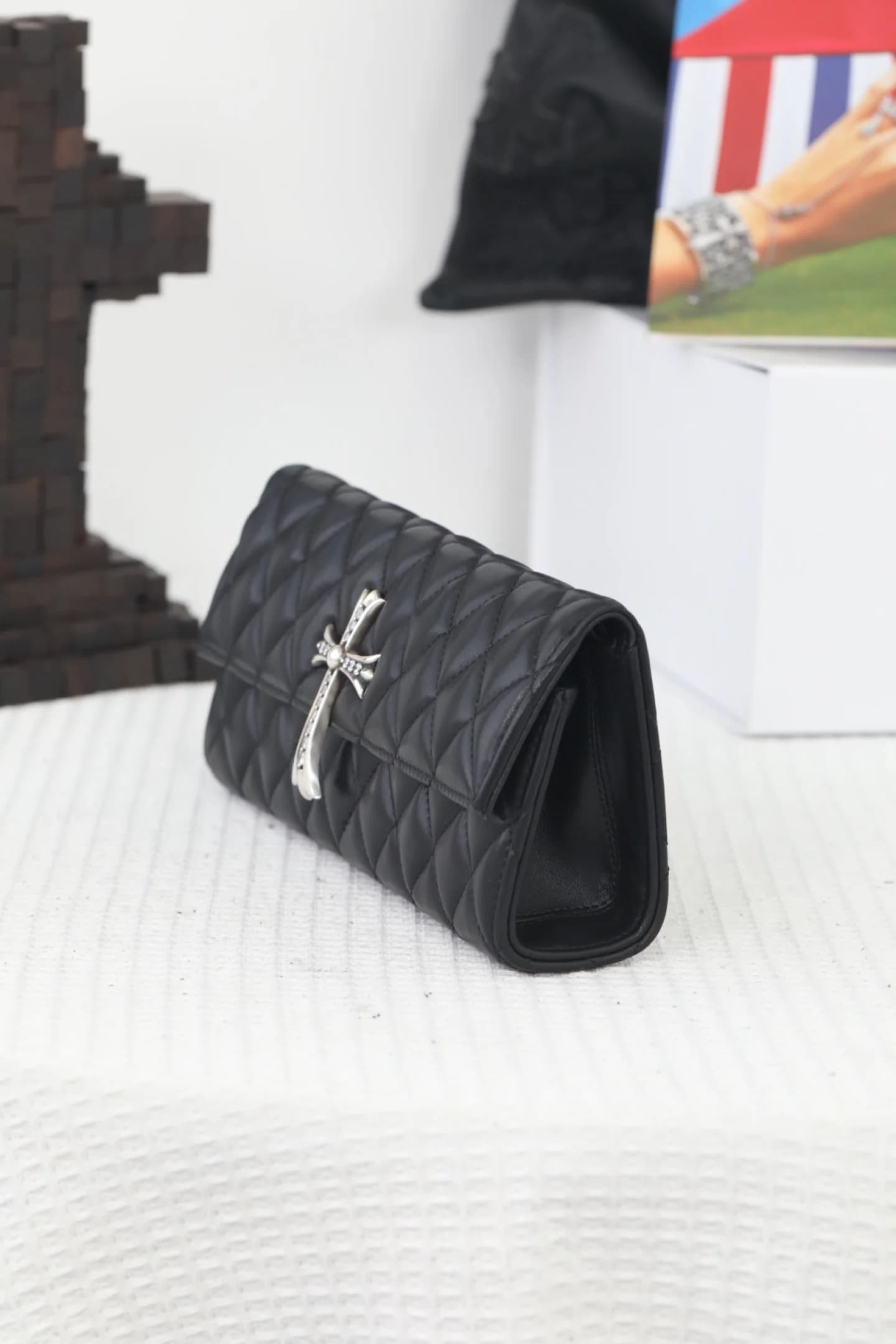 Стёганый клатч Chrome Hearts в ракурсе три четверти