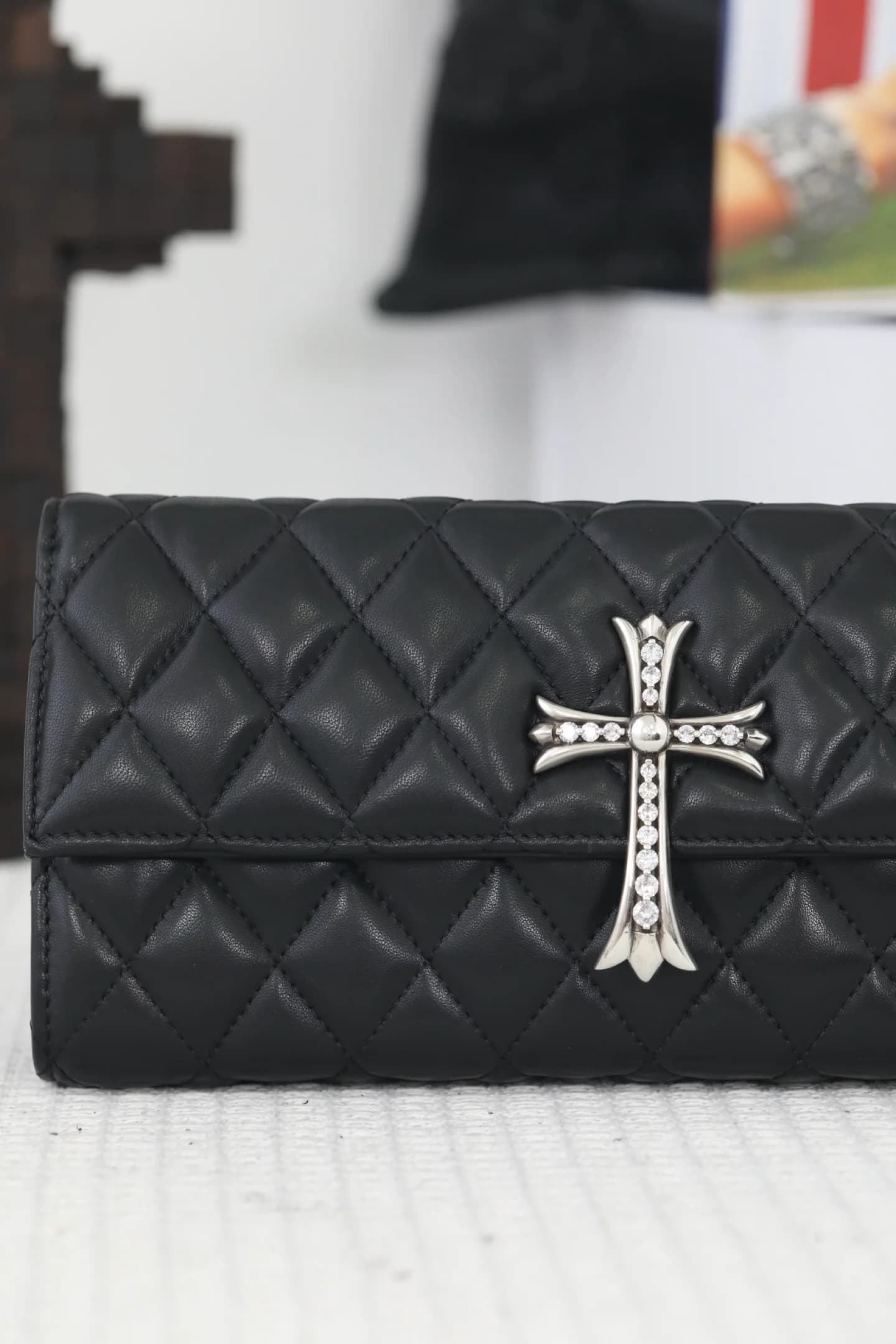 Крупный план фронтального клапана клатча Chrome Hearts с крестом