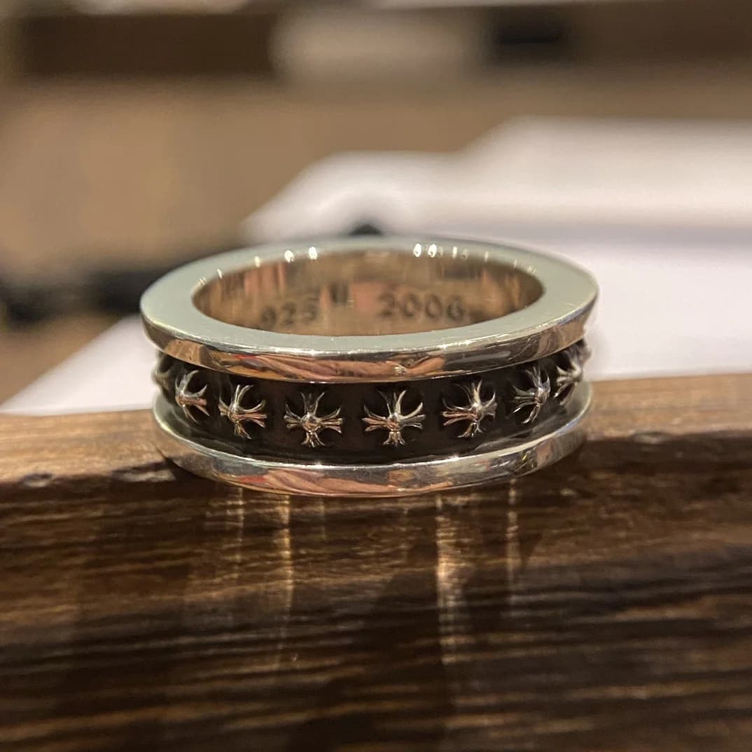 Серебряное кольцо Chrome Hearts Plus Cross Band крупным планом