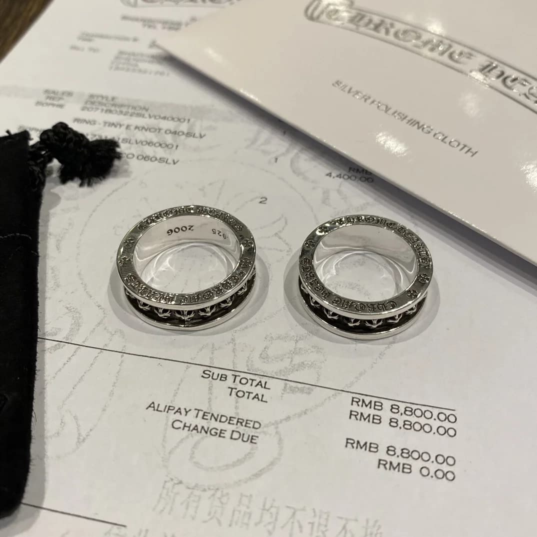 Вид сверху на серебряные кольца Chrome Hearts с документами