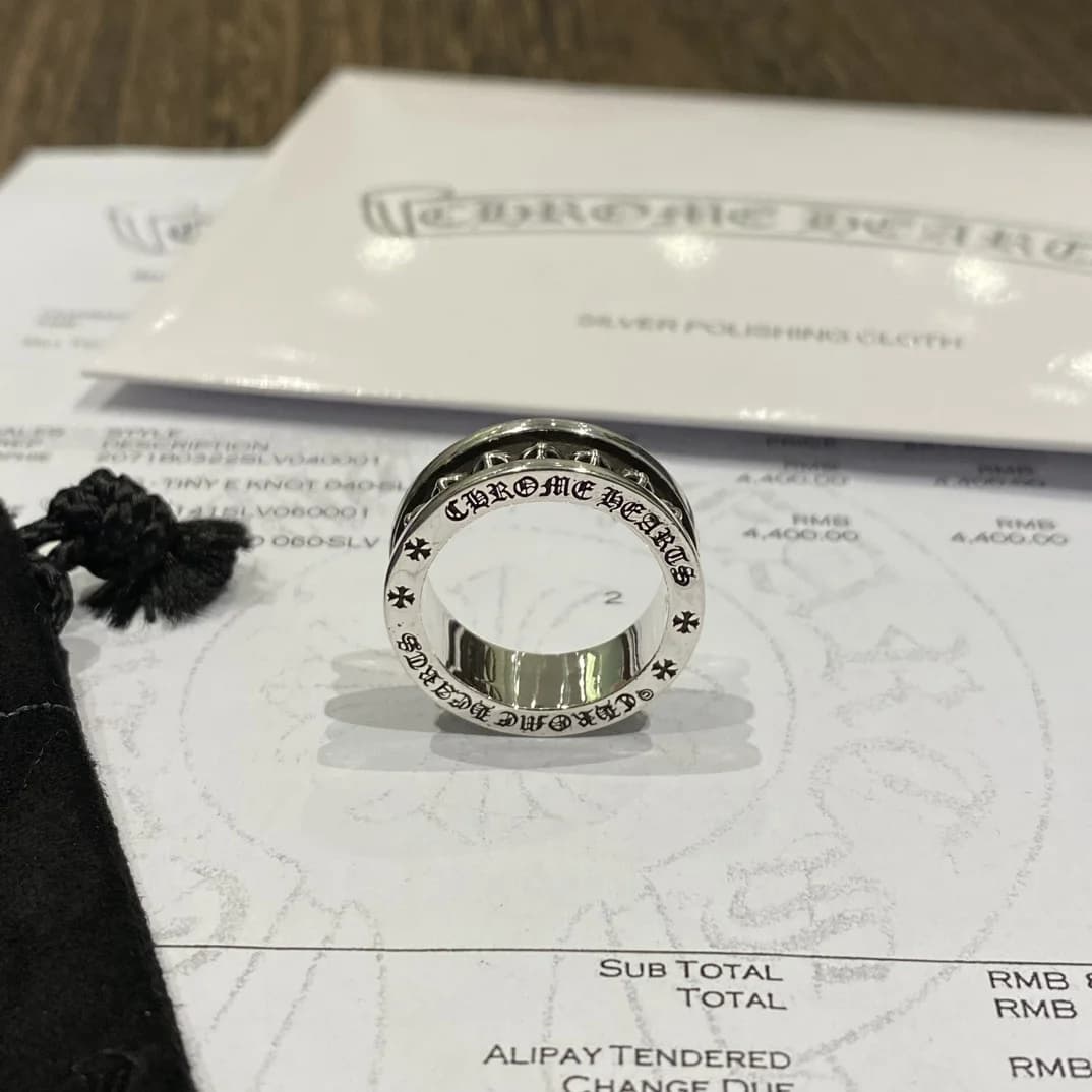 Кольцо Chrome Hearts Plus Cross Band с фирменной гравировкой на ребре