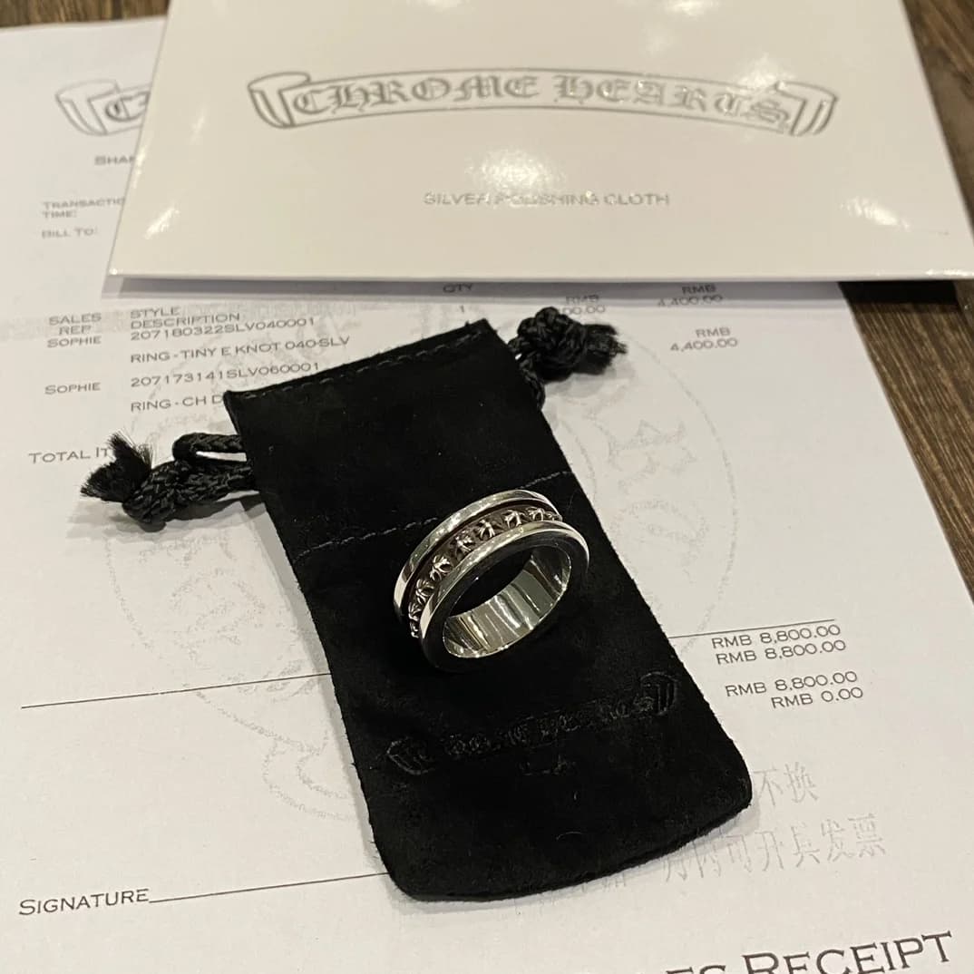 Кольцо Chrome Hearts Plus Cross Band на фирменном замшевом пыльнике