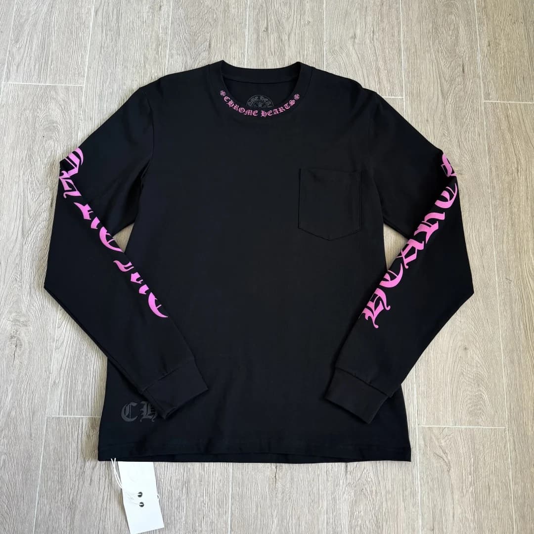 Черный лонгслив Chrome Hearts с розовым принтом, вид спереди