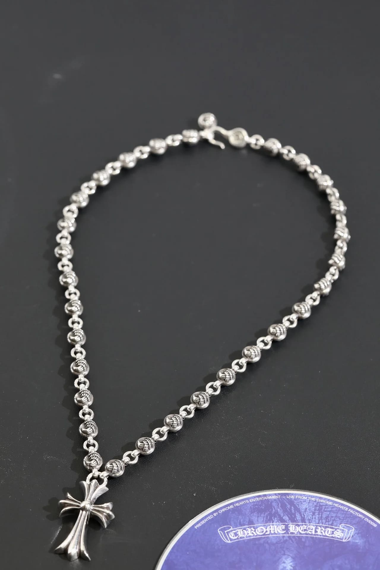 Серебряное колье Chrome Hearts с бусинами и подвеской-крестом N032, общий вид