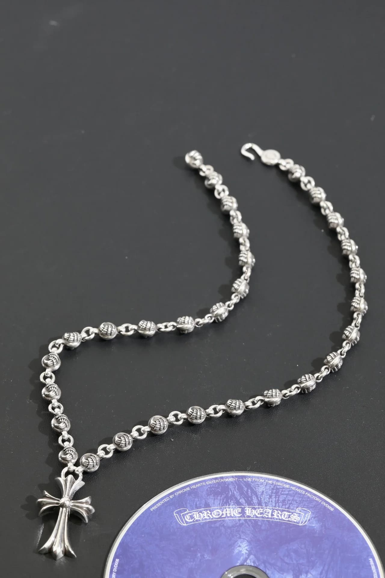 Колье Chrome Hearts из бусин с подвеской Cross в расстегнутом виде