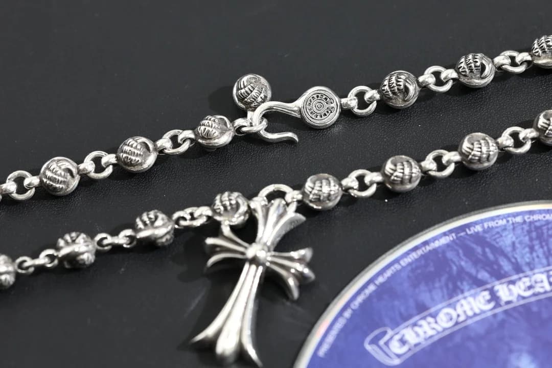 Крупный план подвески-креста и застёжки-крючка колье Chrome Hearts