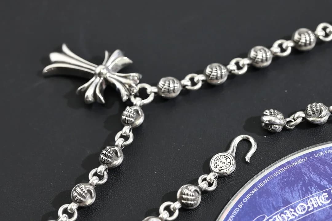 Детали цепочки из серебряных бусин, подвески и замка колье Chrome Hearts