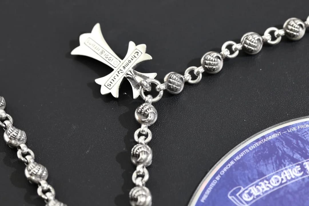 Гравировка бренда Chrome Hearts на обратной стороне подвески-креста