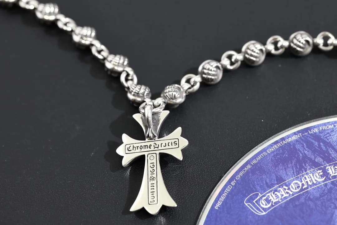 Вид сзади подвески Cross с фирменными гравировками Chrome Hearts