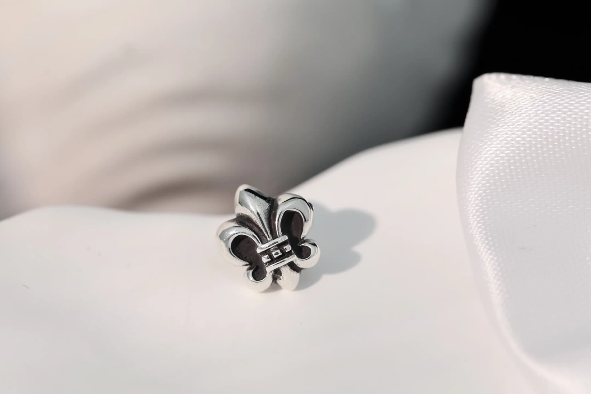 Лицевая сторона серебряного пусета Chrome Hearts с эффектом чернения
