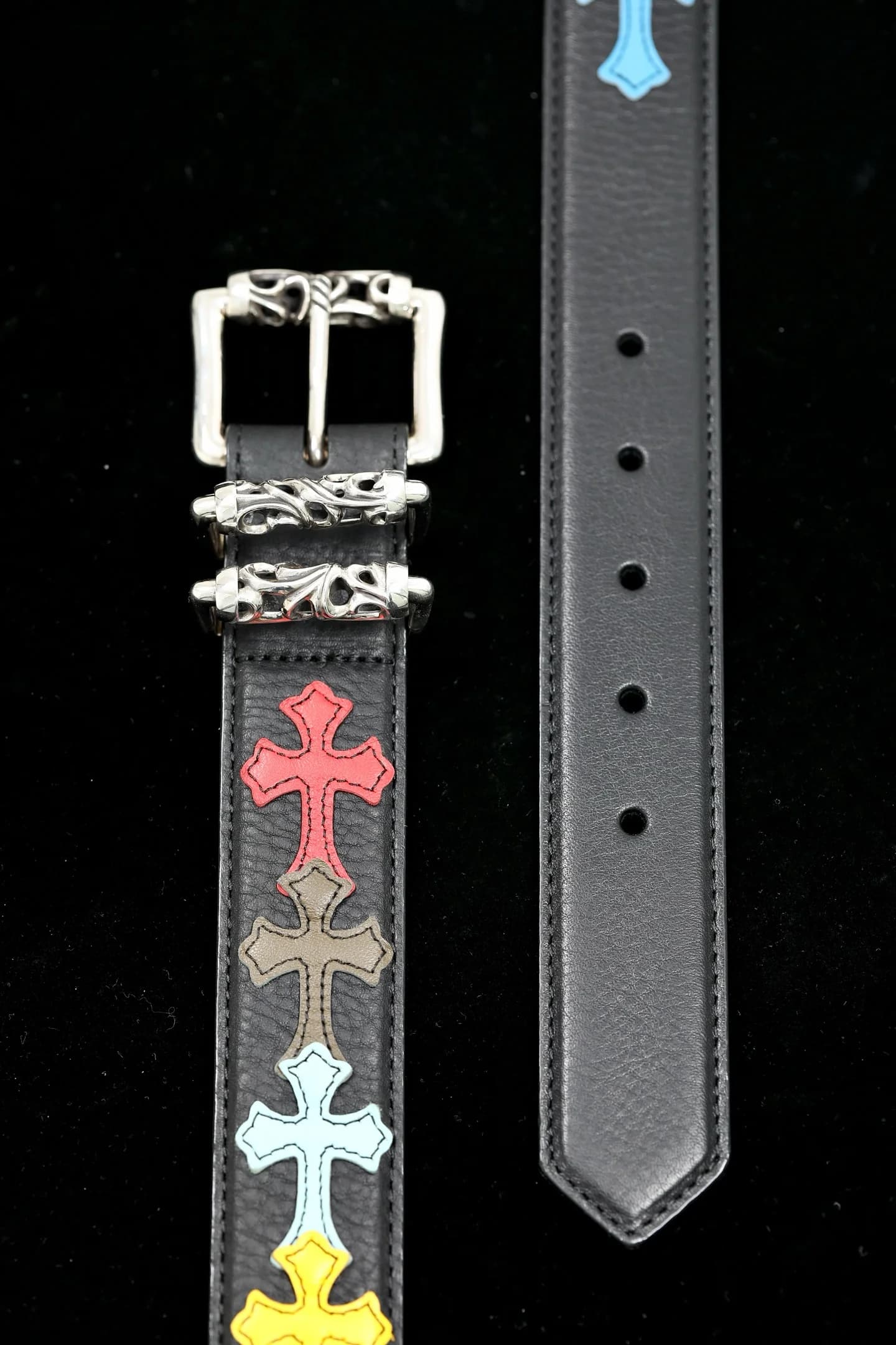 Пряжка ремня и разноцветные кожаные нашивки в форме крестов Chrome Hearts