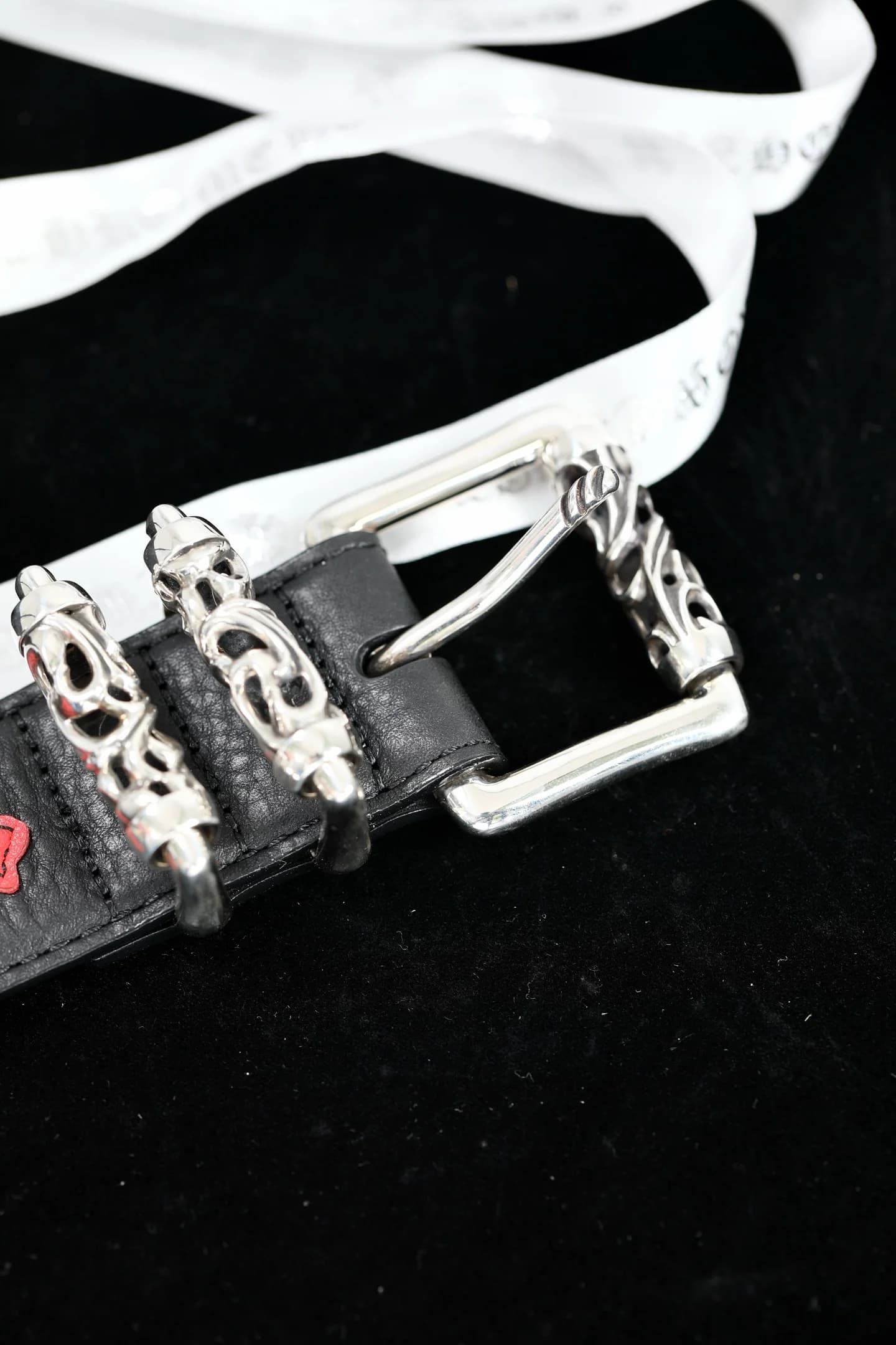 Серебряная пряжка с гравировкой и резными элементами Chrome Hearts крупным планом
