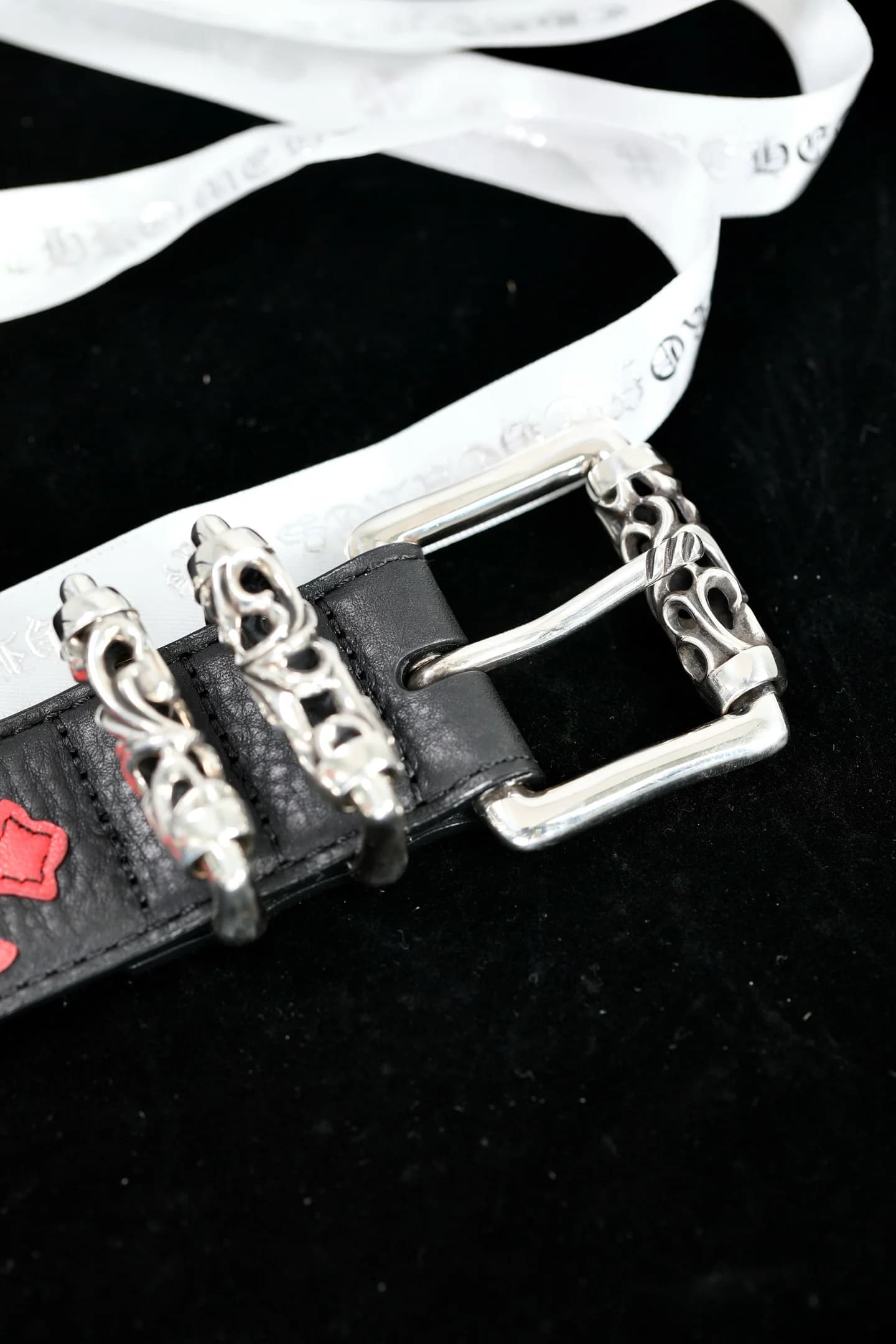 Детали серебряной пряжки и шлёвок ремня Chrome Hearts