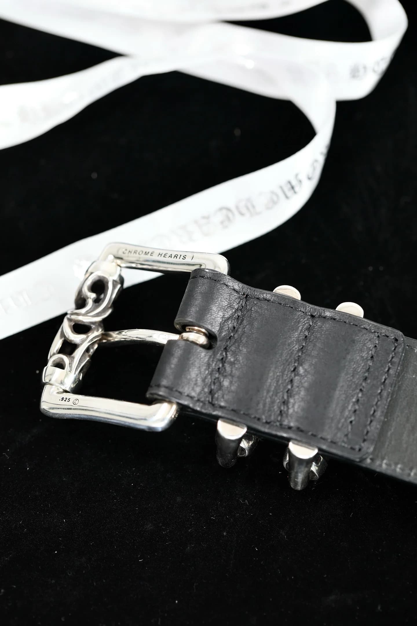 Обратная сторона пряжки ремня Chrome Hearts с гравировкой бренда