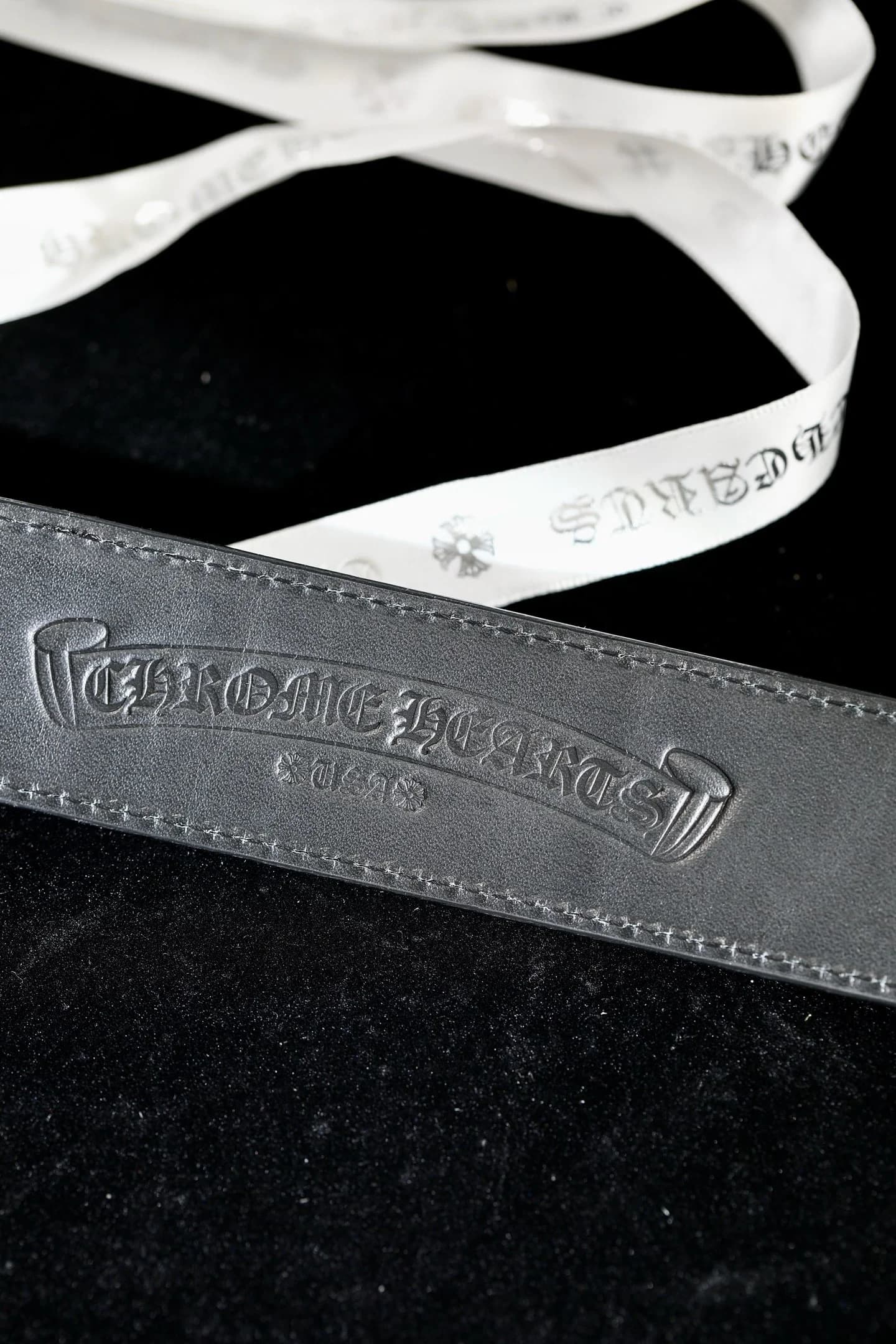Тиснёный фирменный логотип Chrome Hearts на внутренней стороне кожаного ремня