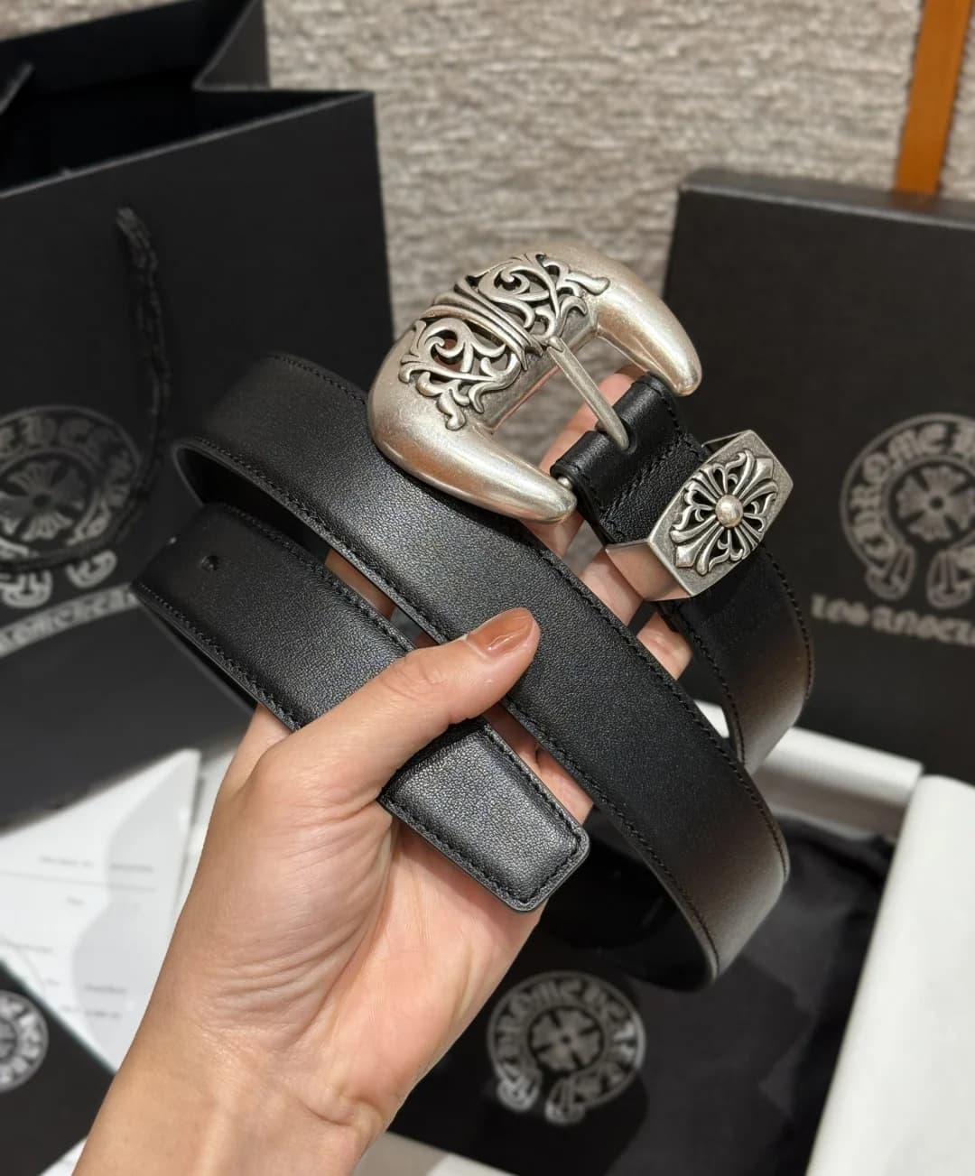 Мужской кожаный ремень Chrome Hearts в сложенном виде