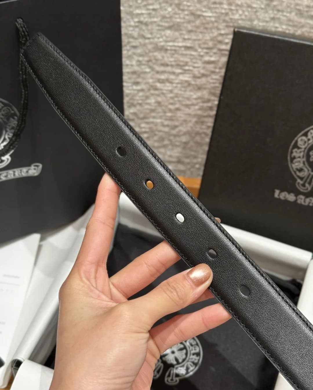 Полотно черного кожаного ремня Chrome Hearts с перфорацией