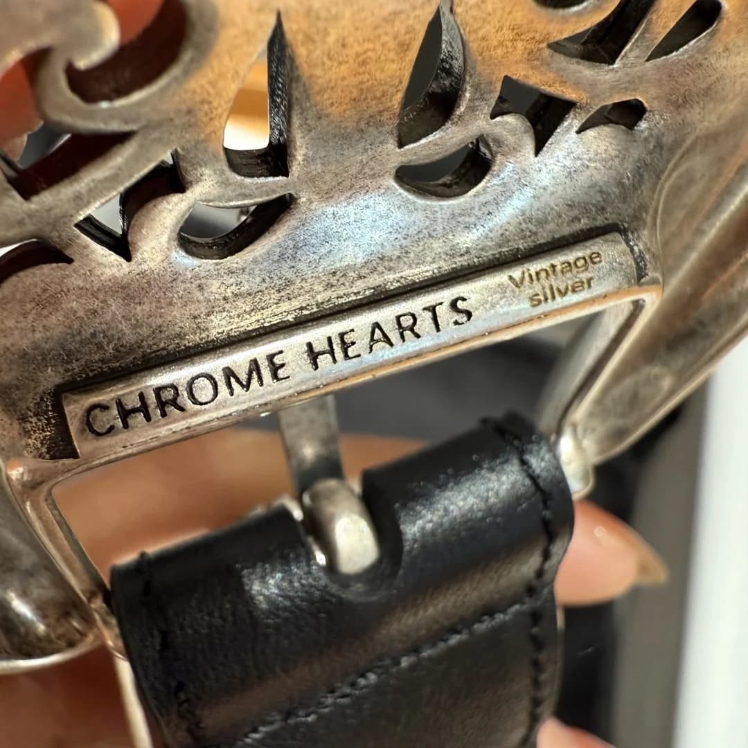 Гравировка Chrome Hearts Vintage silver на обратной стороне пряжки