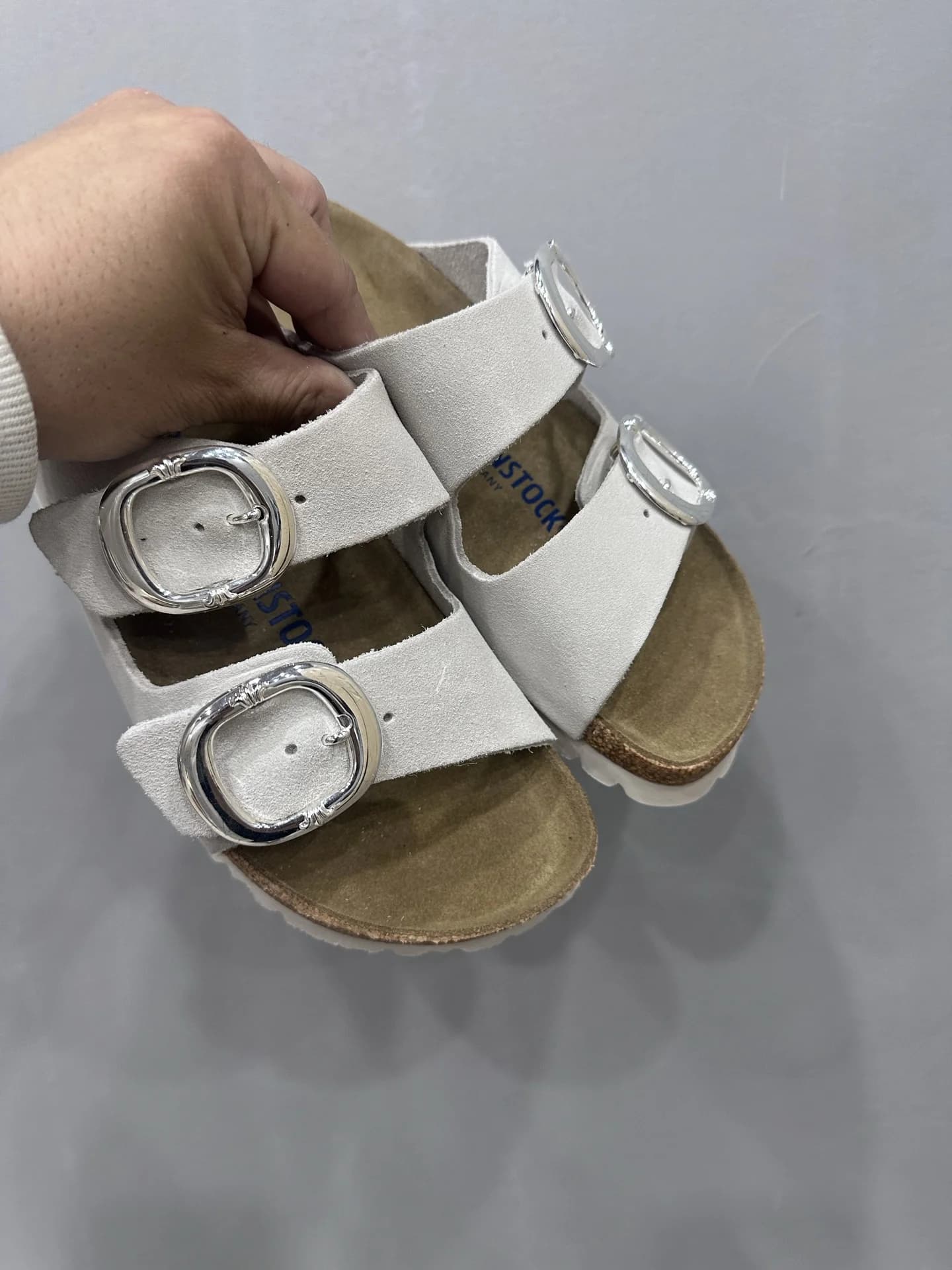 Серые замшевые шлепанцы Chrome Hearts x Birkenstock Arizona, вид сверху