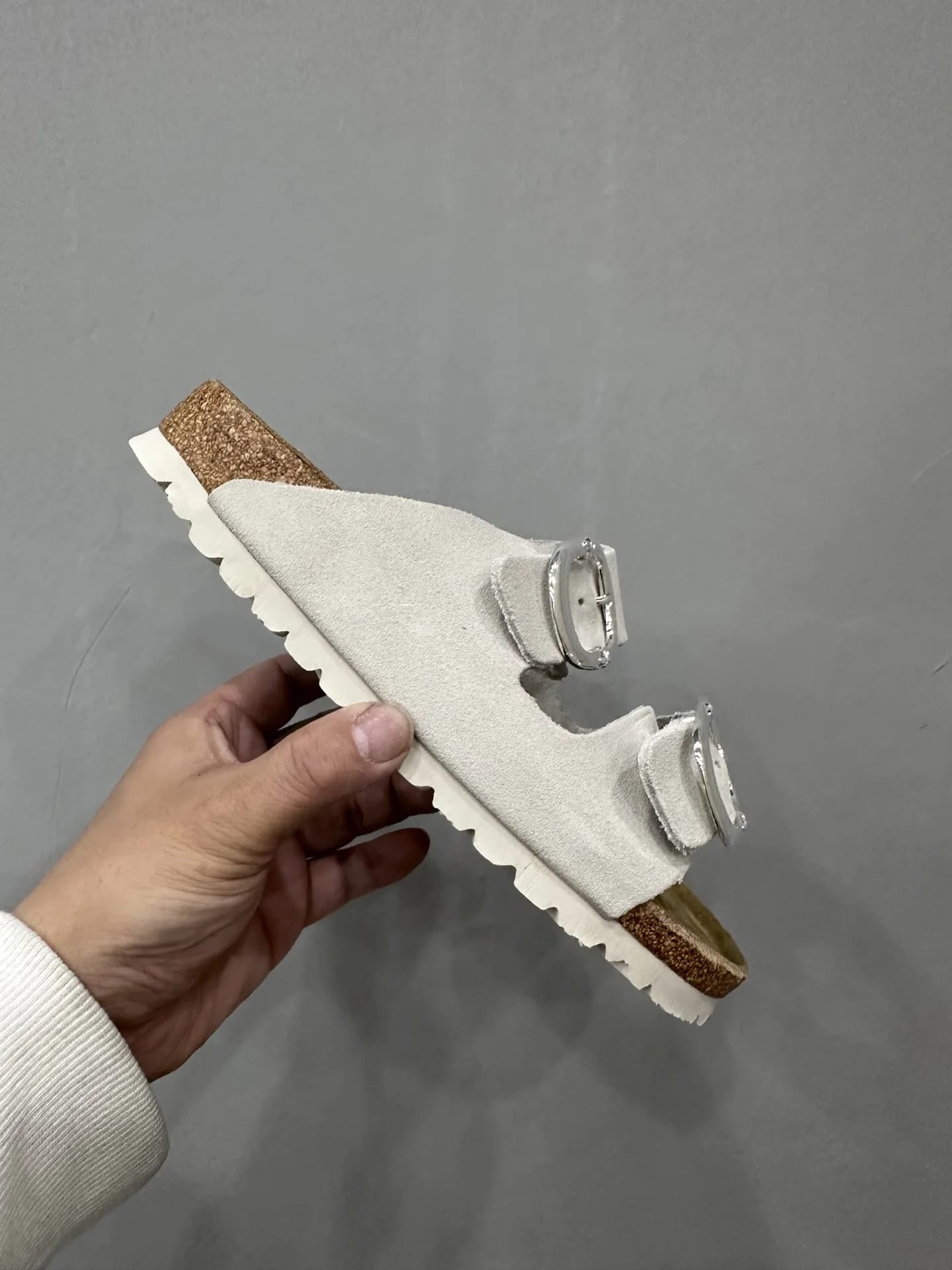Серые замшевые шлепанцы Chrome Hearts x Birkenstock Arizona, вид сбоку