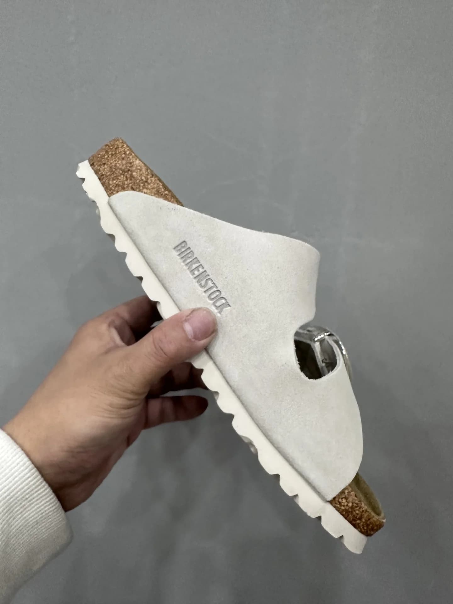 Серые замшевые шлепанцы Chrome Hearts x Birkenstock Arizona, вид с внутренней стороны