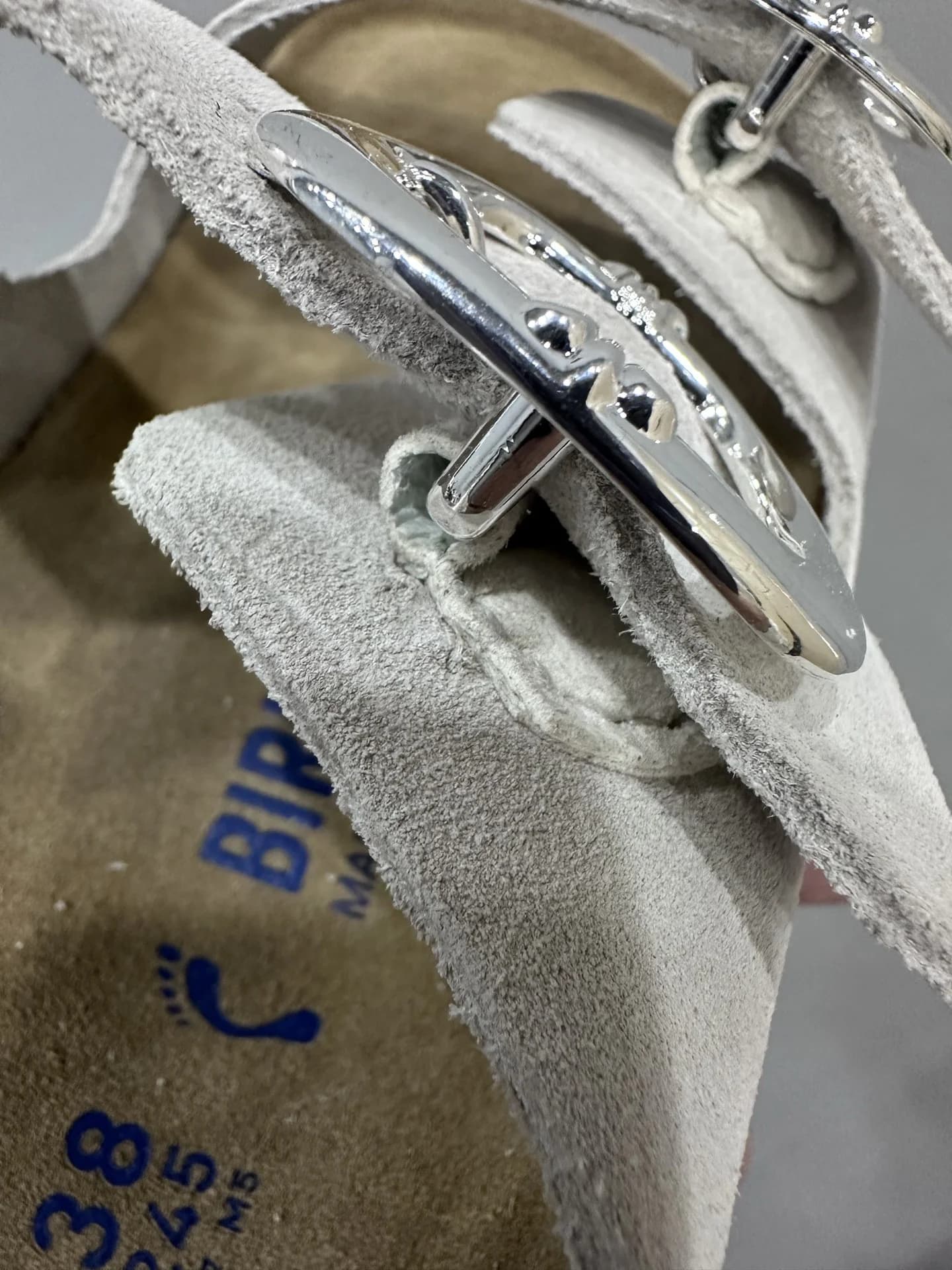 Деталь серебряной пряжки шлепанцев Chrome Hearts x Birkenstock Arizona с гравировкой