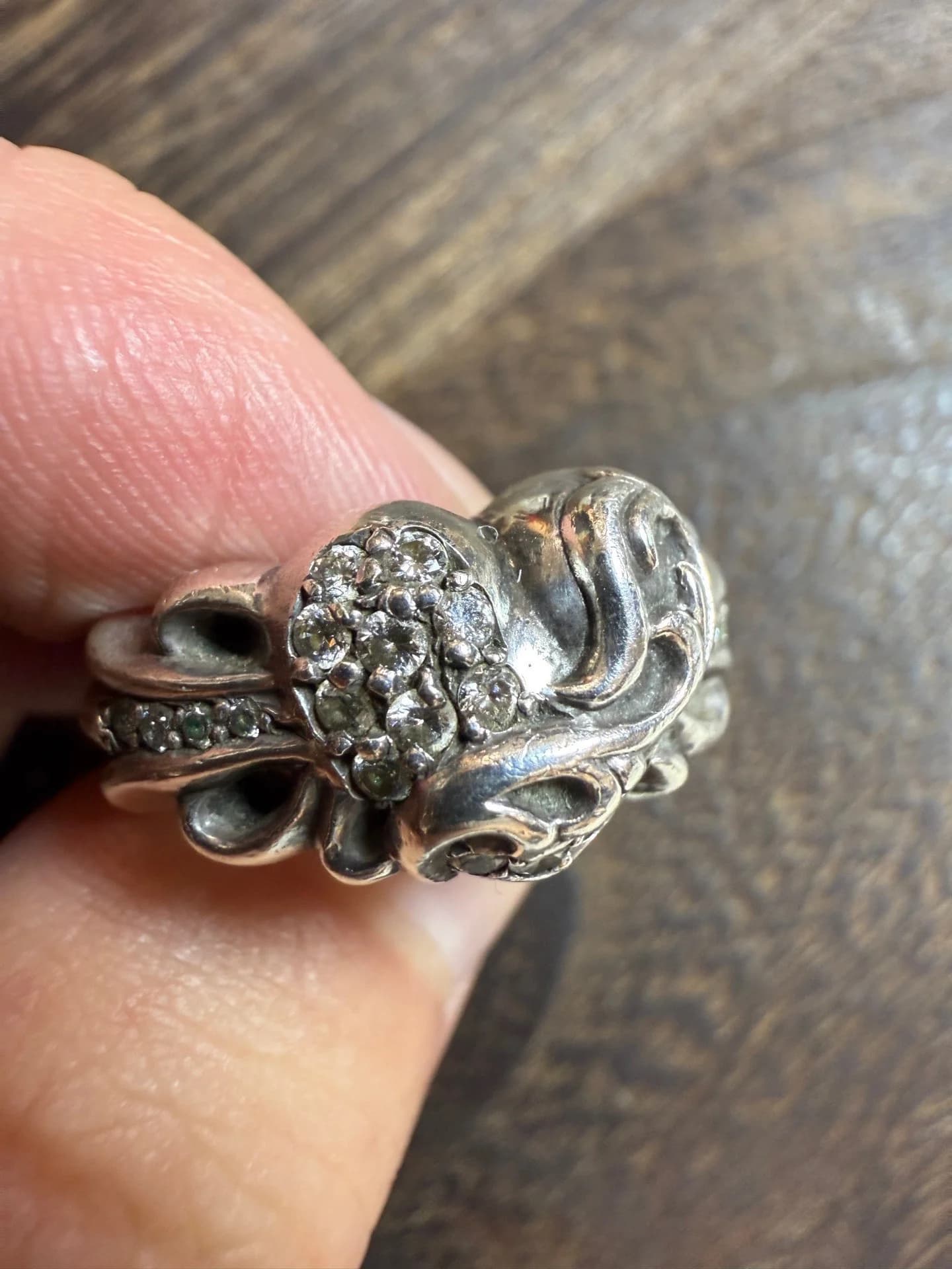 Фронтальная часть кольца Chrome Hearts Heart с бриллиантами крупным планом