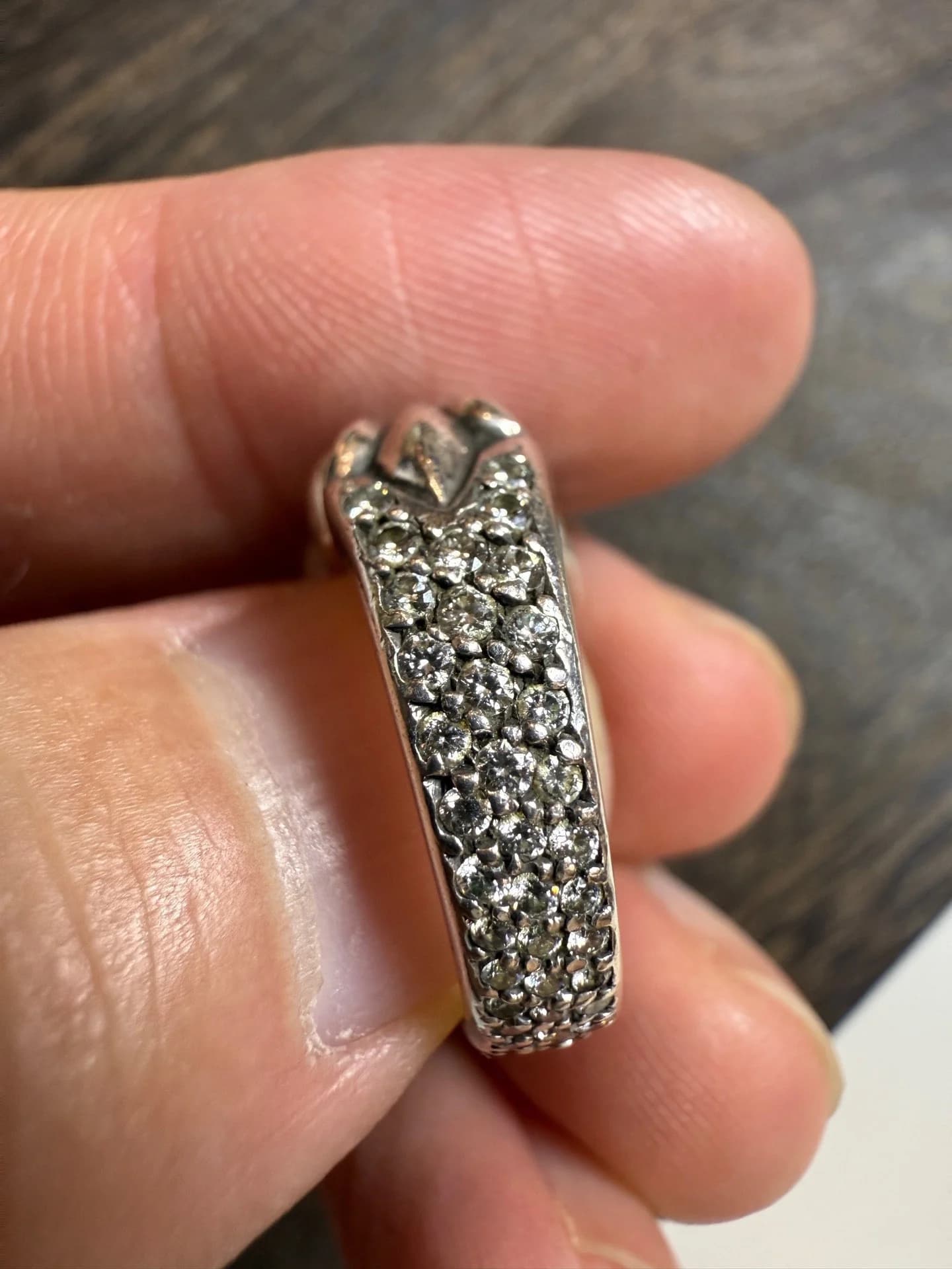 Инкрустация бриллиантами на кольце Chrome Hearts крупным планом