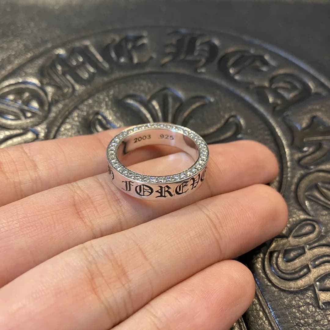 Кольцо Chrome Hearts Forever с инкрустацией камнями в руке