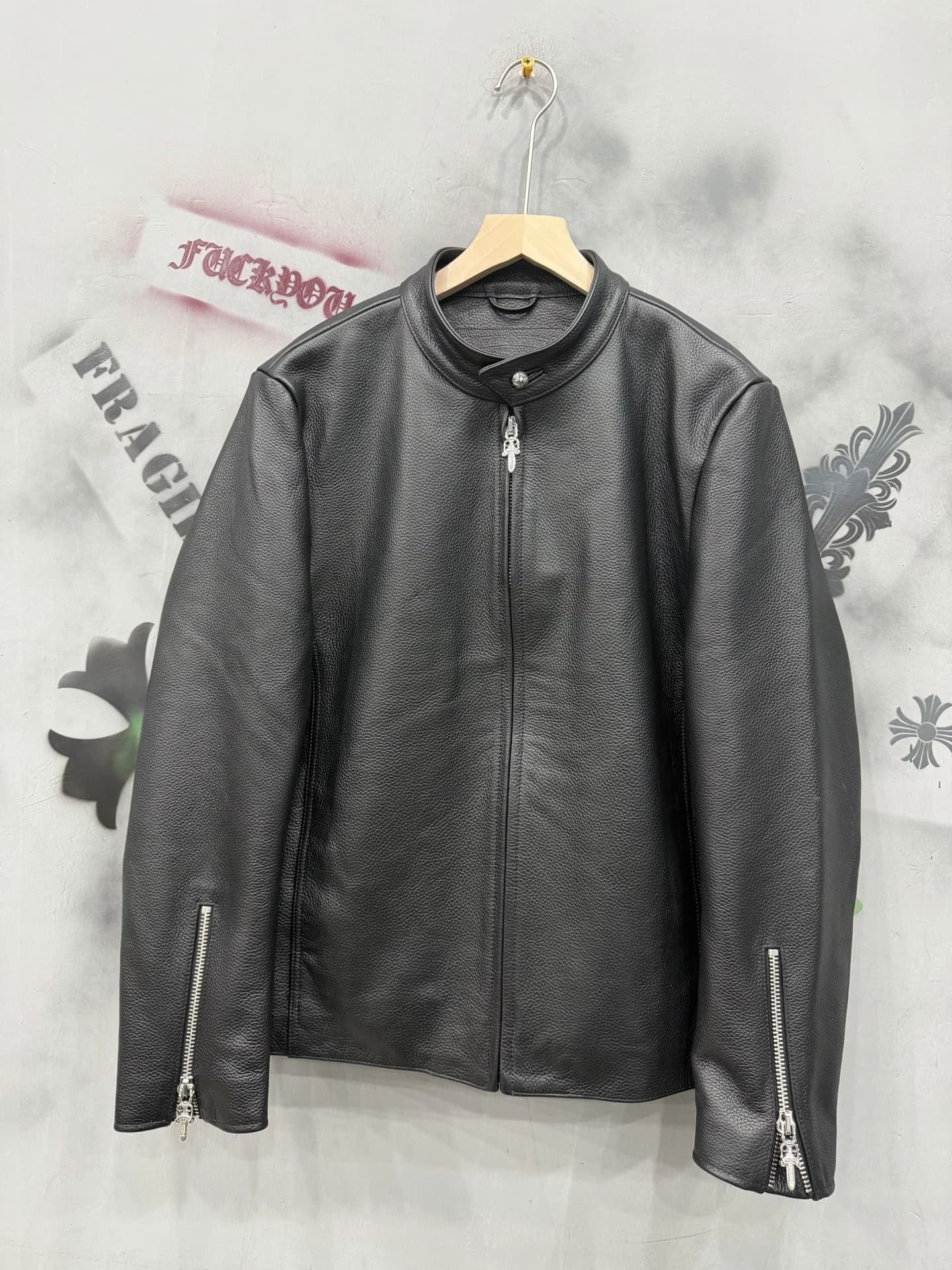 Черная кожаная куртка Chrome Hearts, вид спереди