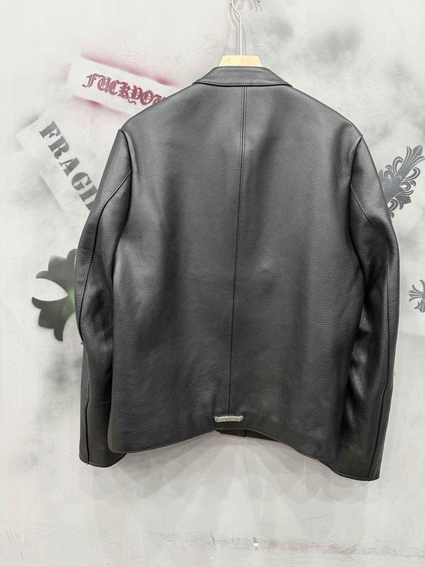Черная кожаная куртка Chrome Hearts, вид сзади